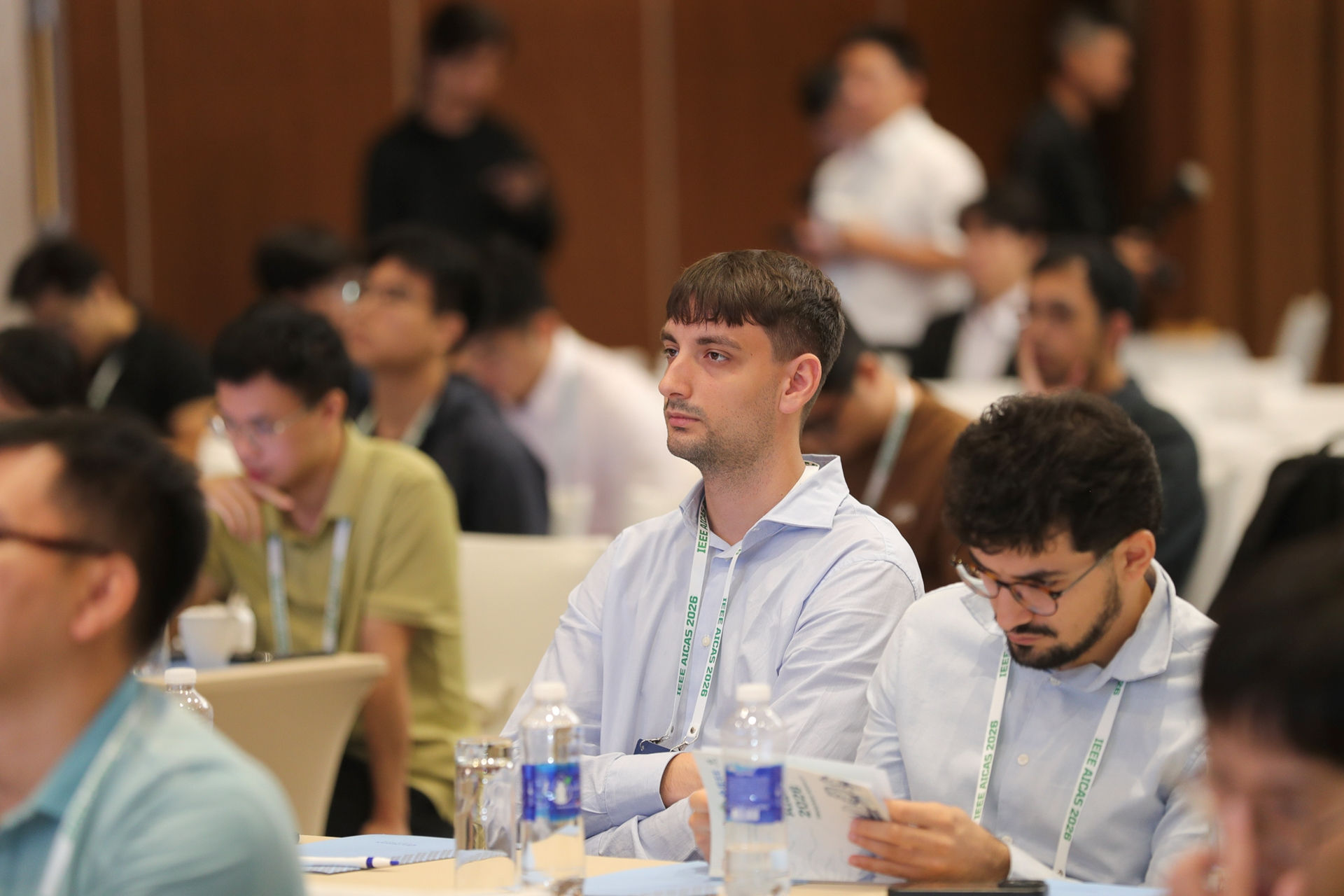 Các đại biểu tham dự Diễn đàn quốc tế về trí tuệ nhân tạo (AI), thiết kế vi mạch và các hệ thống tính toán thông minh