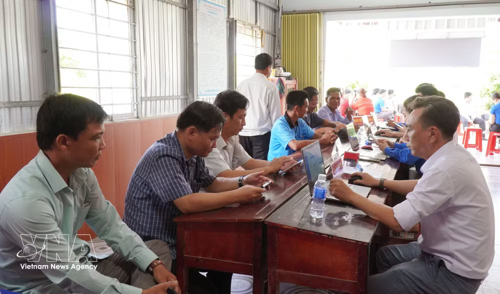 Mobile teams from communes and wards in Ca Mau province come to provide administrative services directly for residents. (Photo: VNA) vnanet_potal-ca-mau-thao-go-diem-nghen-thuc-day-chuyen-doi-so-8960920.jpg