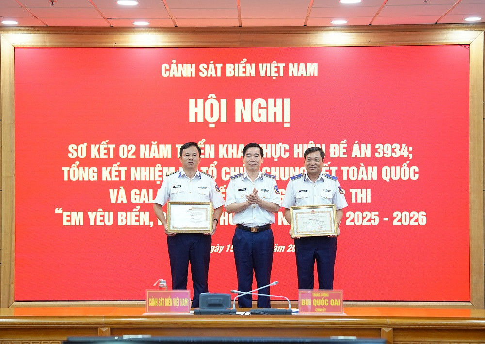 Thừa ủy quyền, Trung tướng Bùi Quốc Oai trao Bằng khen của Chủ nhiệm Tổng cục Chính trị Quân đội nhân dân Việt Nam tặng Thiếu tướng Trần Văn Xuân - Phó Chính ủy kiêm Chủ nhiệm Chính trị Cảnh sát biển và tập thể Cục Chính trị Cảnh sát biển.