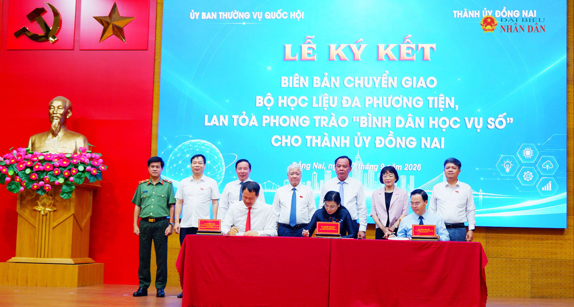 Lễ chuyển giao Bộ học liệu phục vụ phong trào ”Bình dân học vụ số” cho Thành ủy Đồng Nai