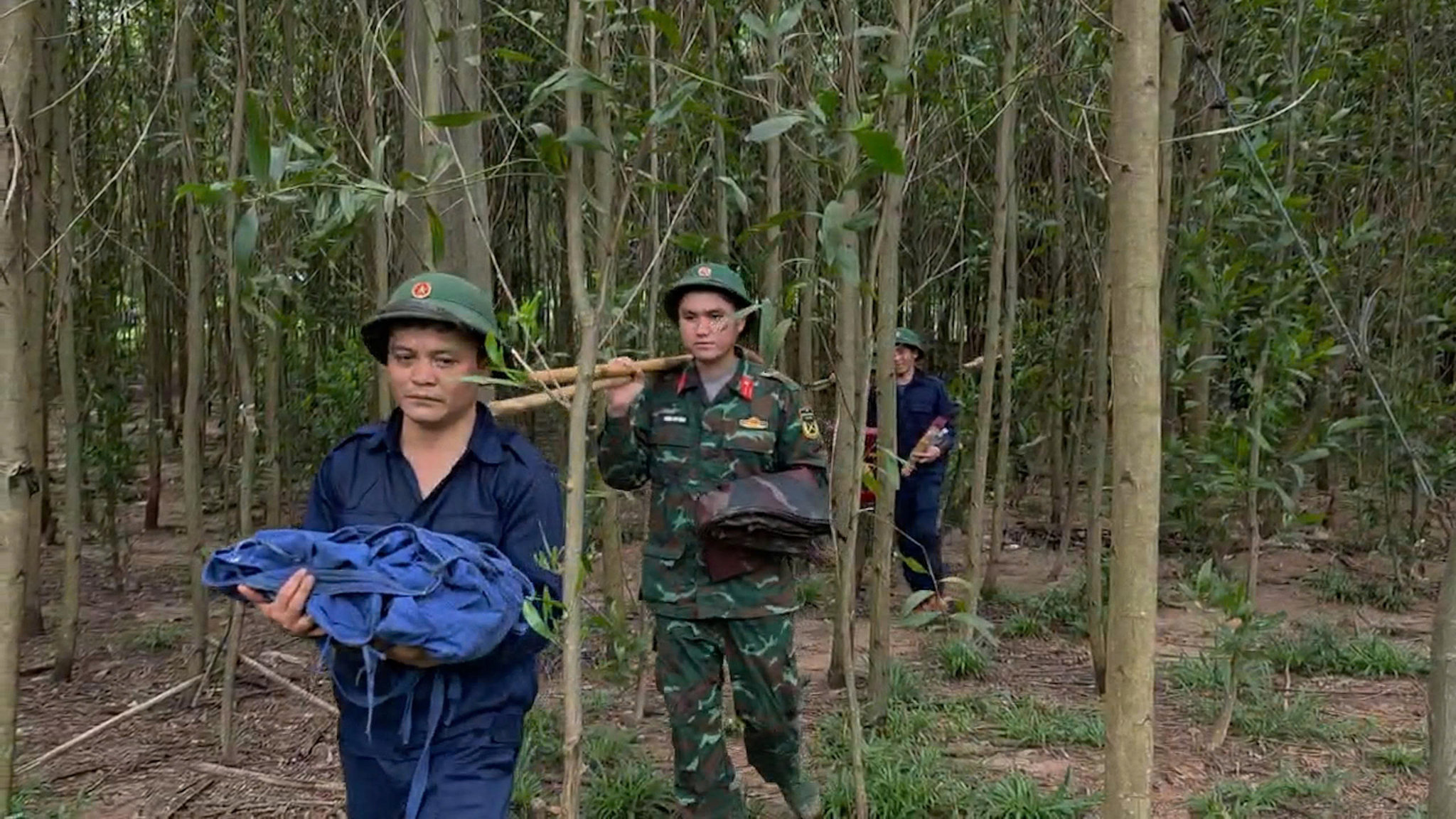 Lực lượng chức năng di chuyển hài cốt liệt sĩ vừa tìm thấy về nơi bảo quản hương khói