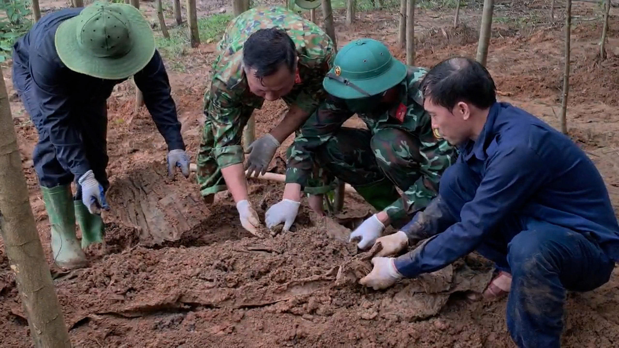 Đội Tìm kiếm, quy tập hài cốt liệt sĩ số 1 (Phòng Chính trị, Bộ Chỉ huy Quân sự tỉnh Quảng Trị) đã phát hiện và cất bốc thêm 1 hài cốt liệt sĩ tại bản Bãi Dinh, xã Dân Hóa, tỉnh Quảng Trị