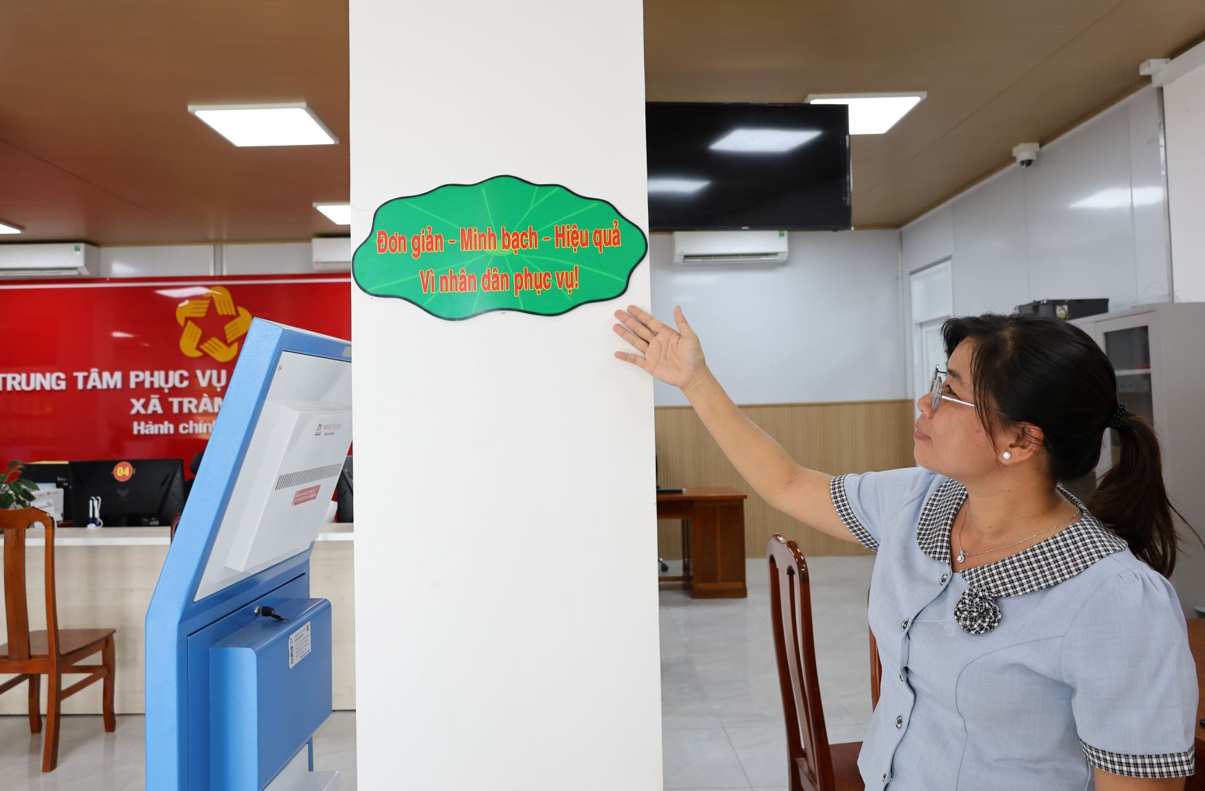 Quyền giám đốc Trung tâm Phục vụ hành chính công xã Tràm Chim Trương Thị Ánh Duyên cho biết, trong không gian của Trung tâm luôn có những khẩu hiệu ”xanh” để giúp cán bộ, người dân thân thiện nhau hơn