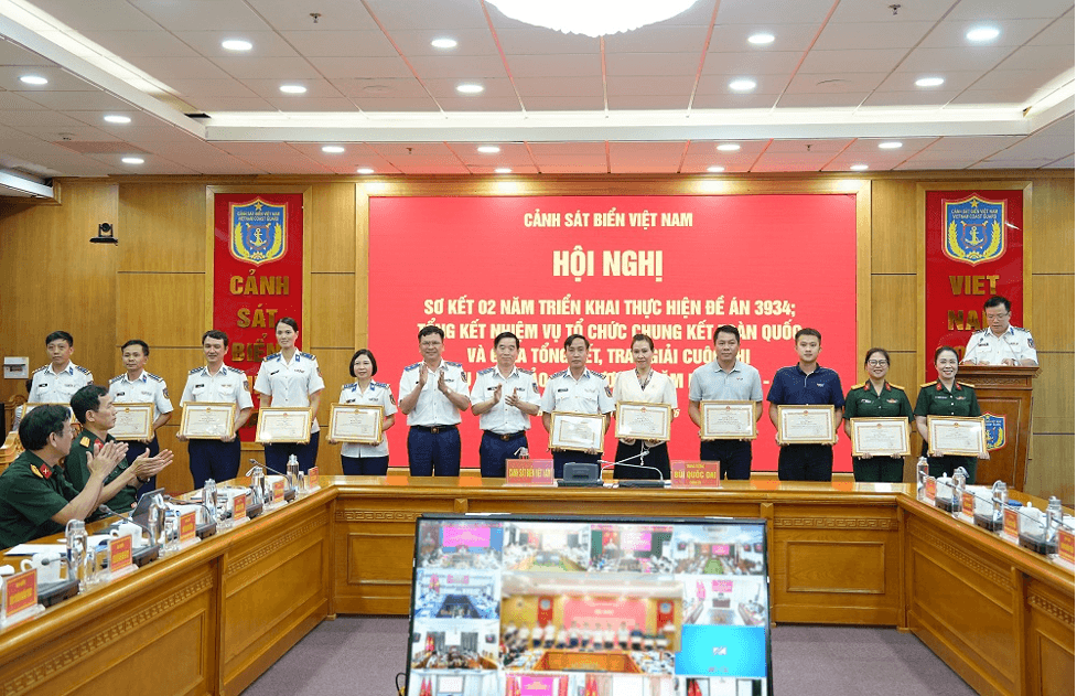 Thủ trưởng Cảnh sát biển Việt Nam khen thưởng các cá nhân có thành tích xuất sắc trong tham mưu, phối hợp, tổ chức Chung kết toàn quốc và Gala tổng kết, trao giải Cuộc thi “Em yêu biển, đảo quê hương” năm học 2025 - 2026.