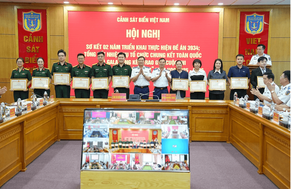 Thủ trưởng Cảnh sát biển Việt Nam khen thưởng các cá nhân có thành tích xuất sắc trong tham mưu, phối hợp, tổ chức Chung kết toàn quốc và Gala tổng kết, trao giải Cuộc thi “Em yêu biển, đảo quê hương” năm học 2025 - 2026.