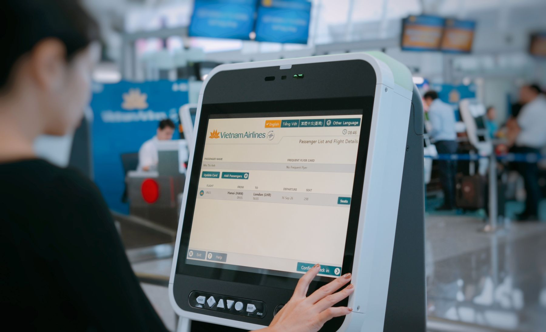 Ảnh 4_ Hành khách chủ động làm thủ tục tại kiosk check-in, góp phần giảm sử dụng giấy tờ