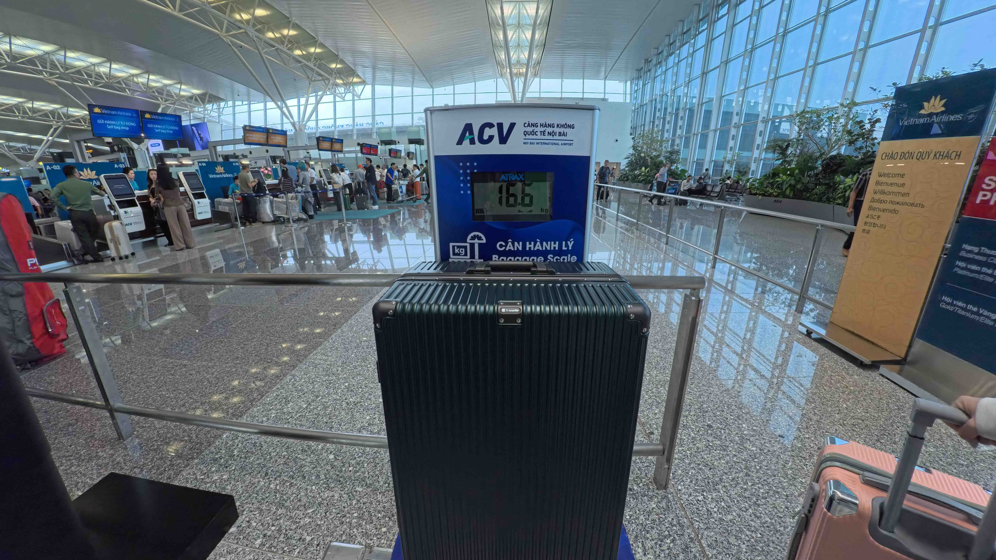 Ảnh 5_ Hành khách chọn vali gọn nhẹ dưới 19kg_kiện để giảm tải trọng tàu bay và nhận mã ưu đãi giảm 10% cho hành trình tiếp theo của Vietnam Airlines (mã quà tặng gửi sau khi hoàn tất chuyến bay).