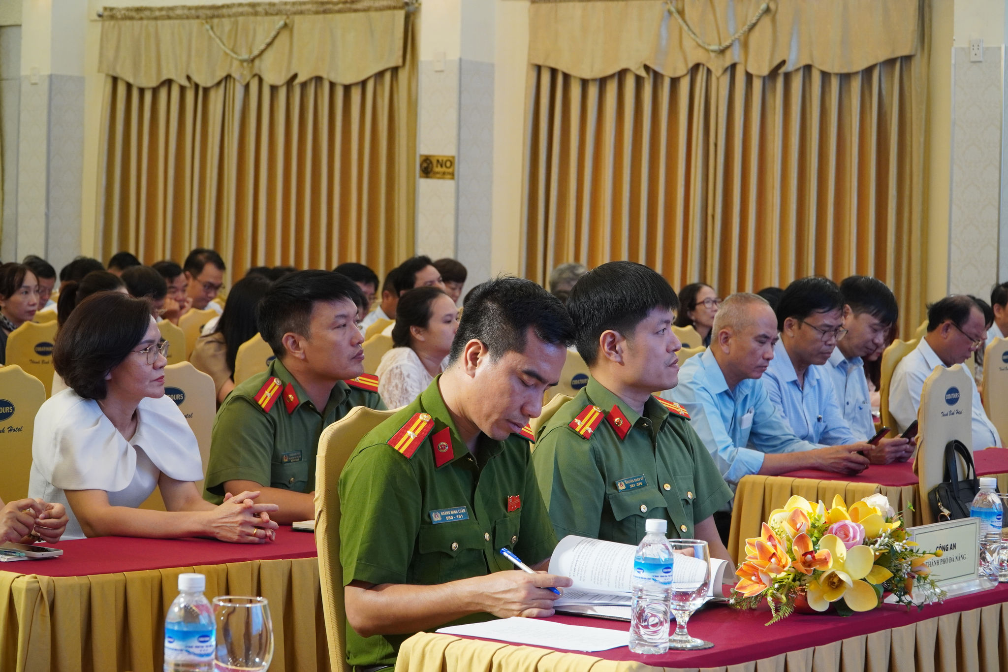 Các đại biểu tham dự hội nghị
