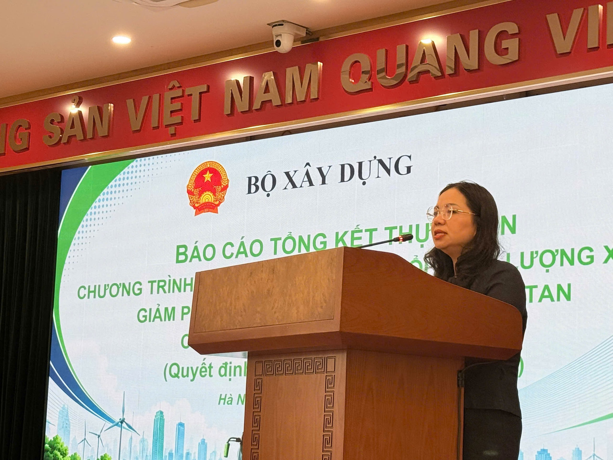 Bà Nguyễn Thị Phương Hiền, Phó giám đốc Học viện Chiến lược, bồi dưỡng cán bộ xây dựng báo cáo tại Hội nghị.