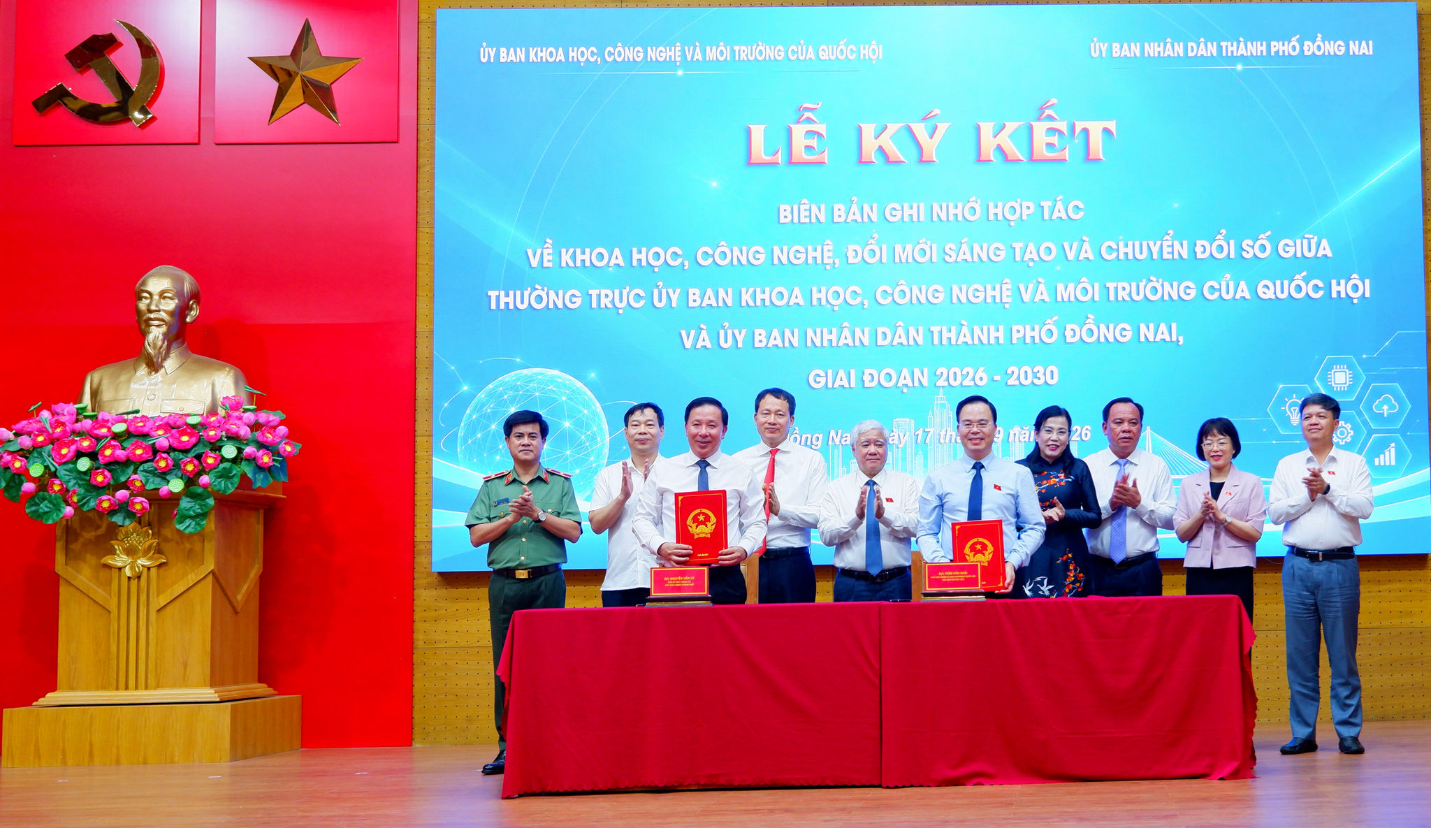 Nghi thức ký Biên bản ghi nhớ hợp tác về khoa học, công nghệ, đổi mới sáng tạo và chuyển đổi số giữa Thường trực Ủy ban Khoa học, Công nghệ và Môi trường và Thành phố Đồng Nai, giai đoạn 2026 - 2030