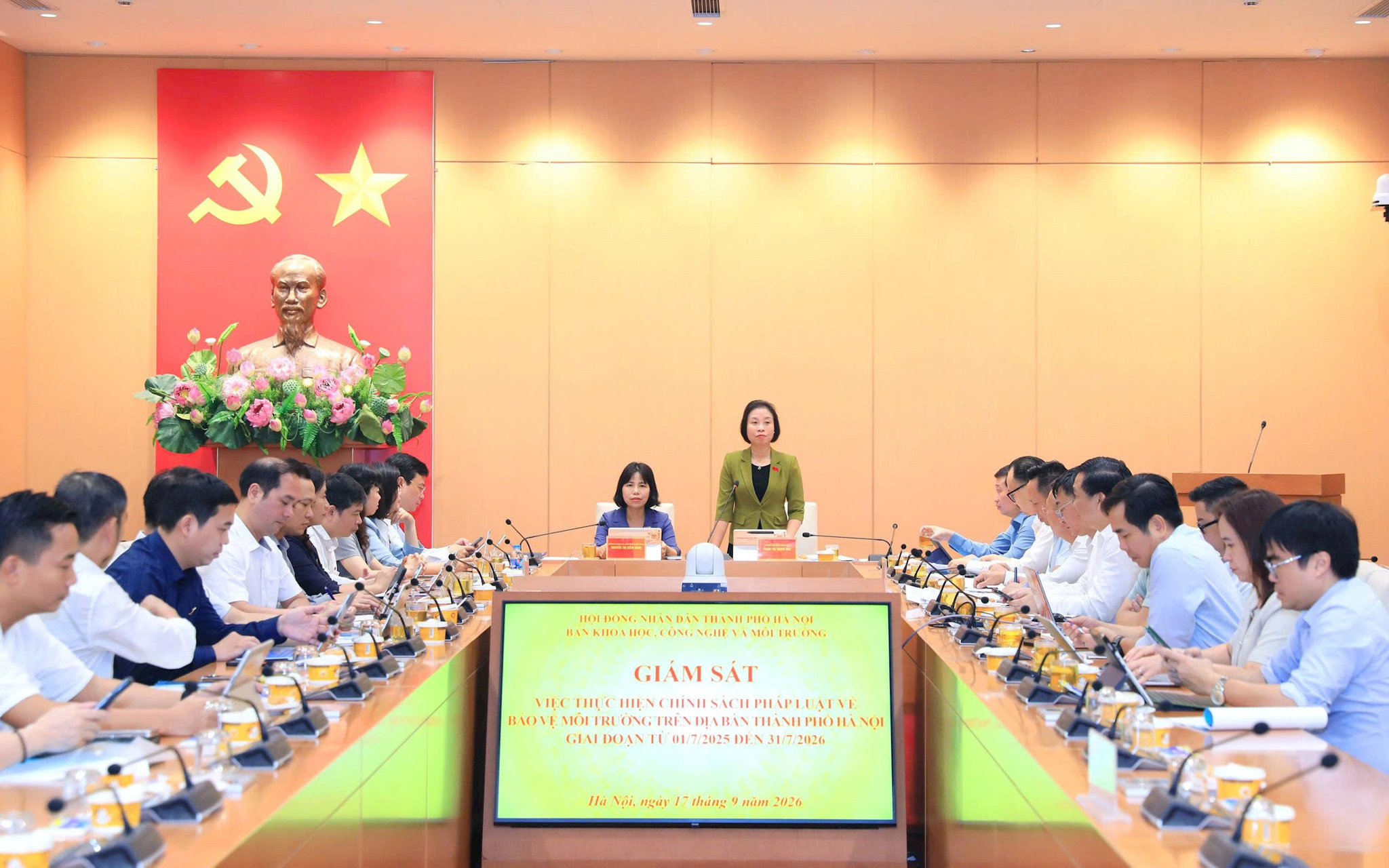 Quang cảnh buổi làm việc