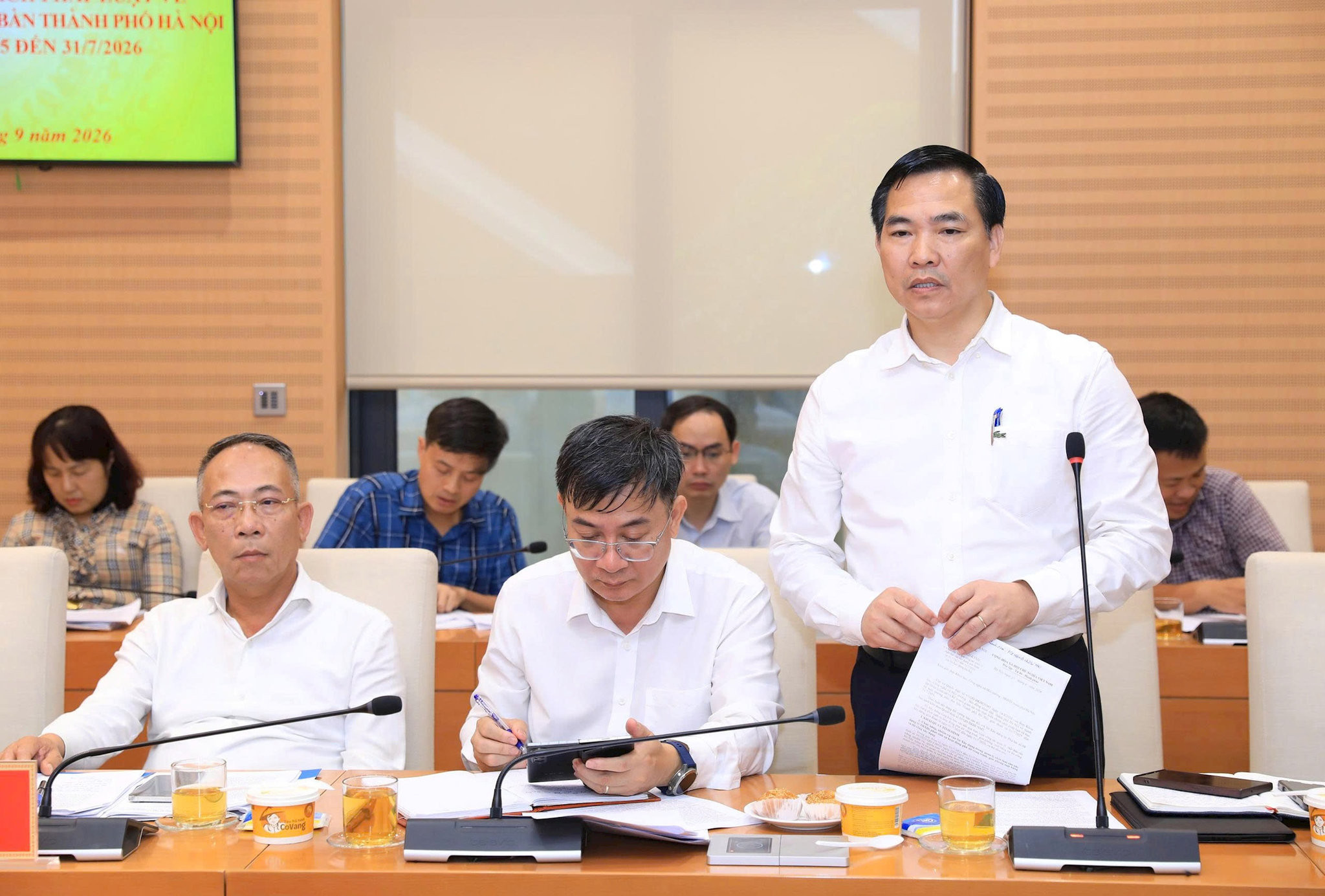 Phó Giám đốc Sở Xây dựng Hà Nội Trần Hữu Bảo báo cáo tại buổi làm việc. (
