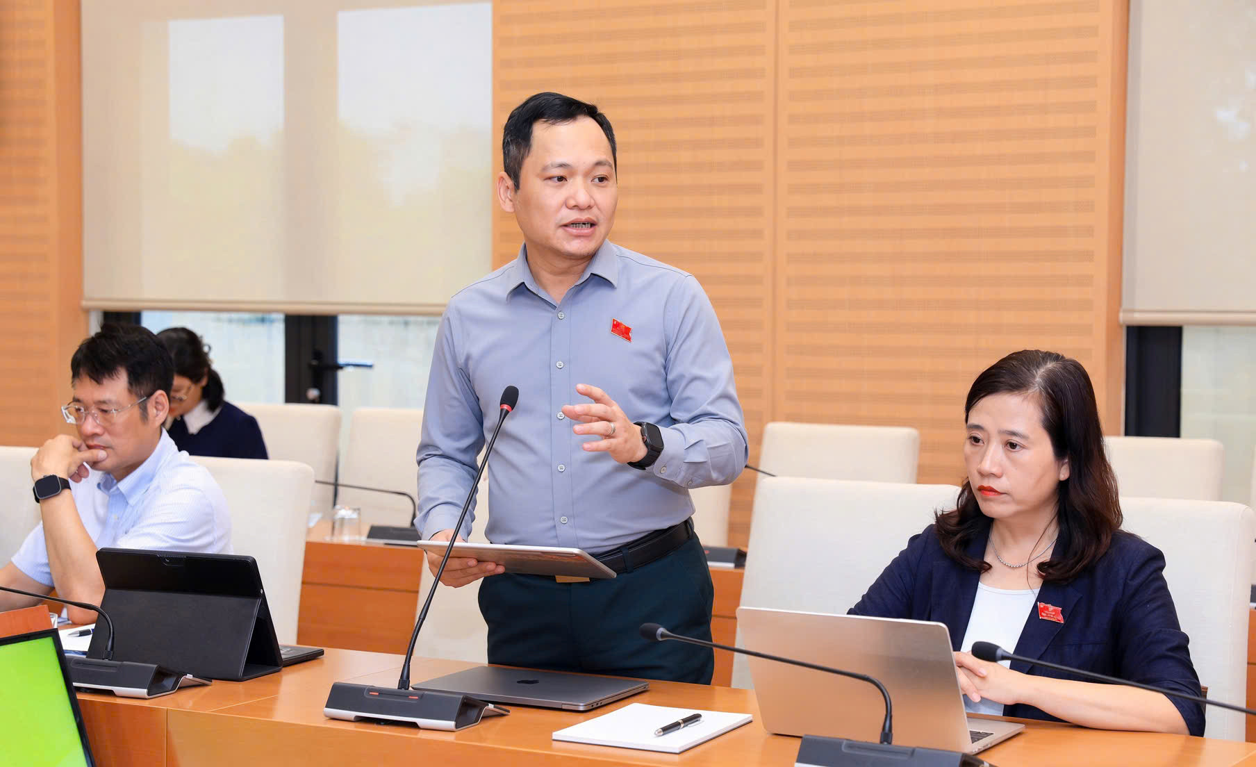 Thành viên đoàn giám sát phát biểu tại buổi làm việc