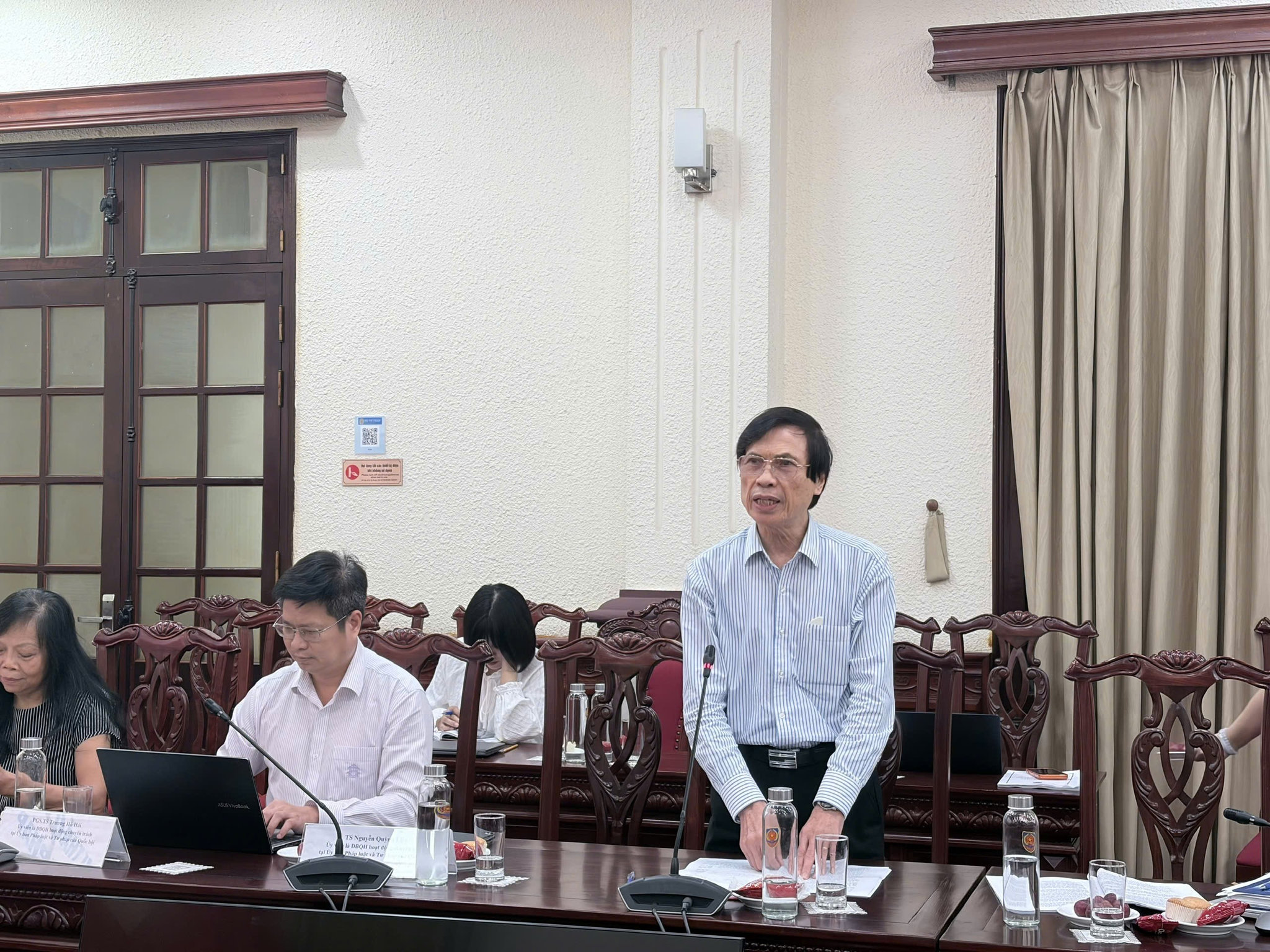Các đại biểu phát biểu tại hội thảo