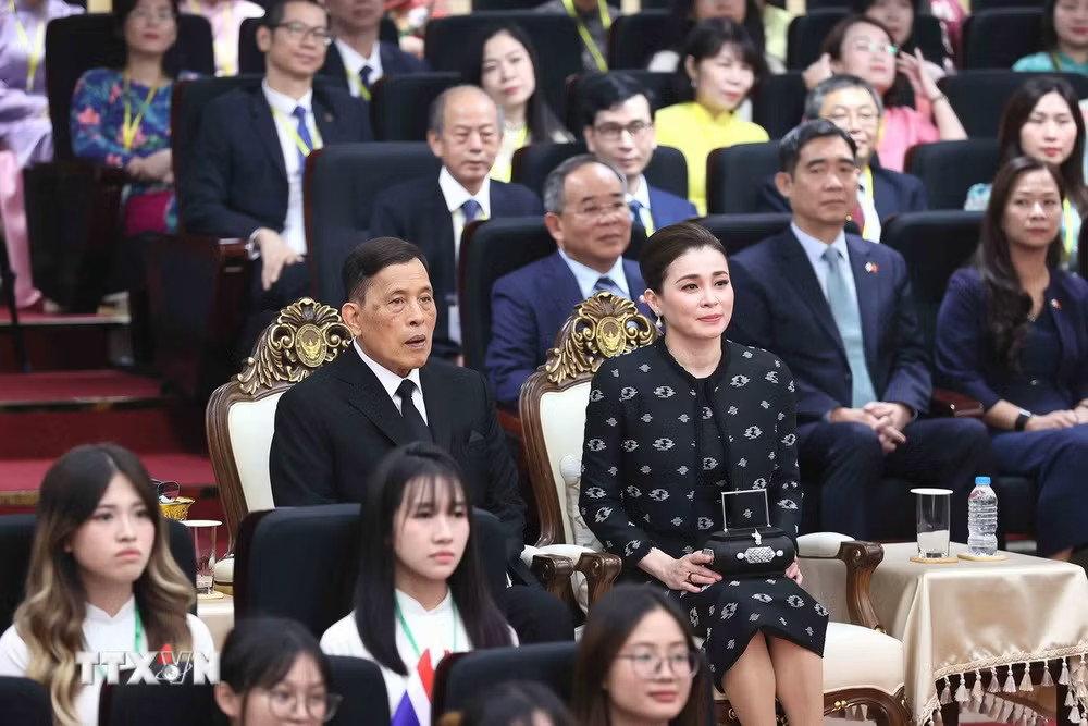 Nhà vua Thái Lan Maha Vajiralongkorn Phra Vajiraklaochaoyuhua cùng Hoàng hậu Suthida Bajrasudhabimalalakshana dự buổi gặp gỡ với lãnh đạo, giảng viên, cán bộ và sinh viên Trung tâm Ngôn ngữ và Văn hóa Thái Lan, Trường Đại học Hà Nội