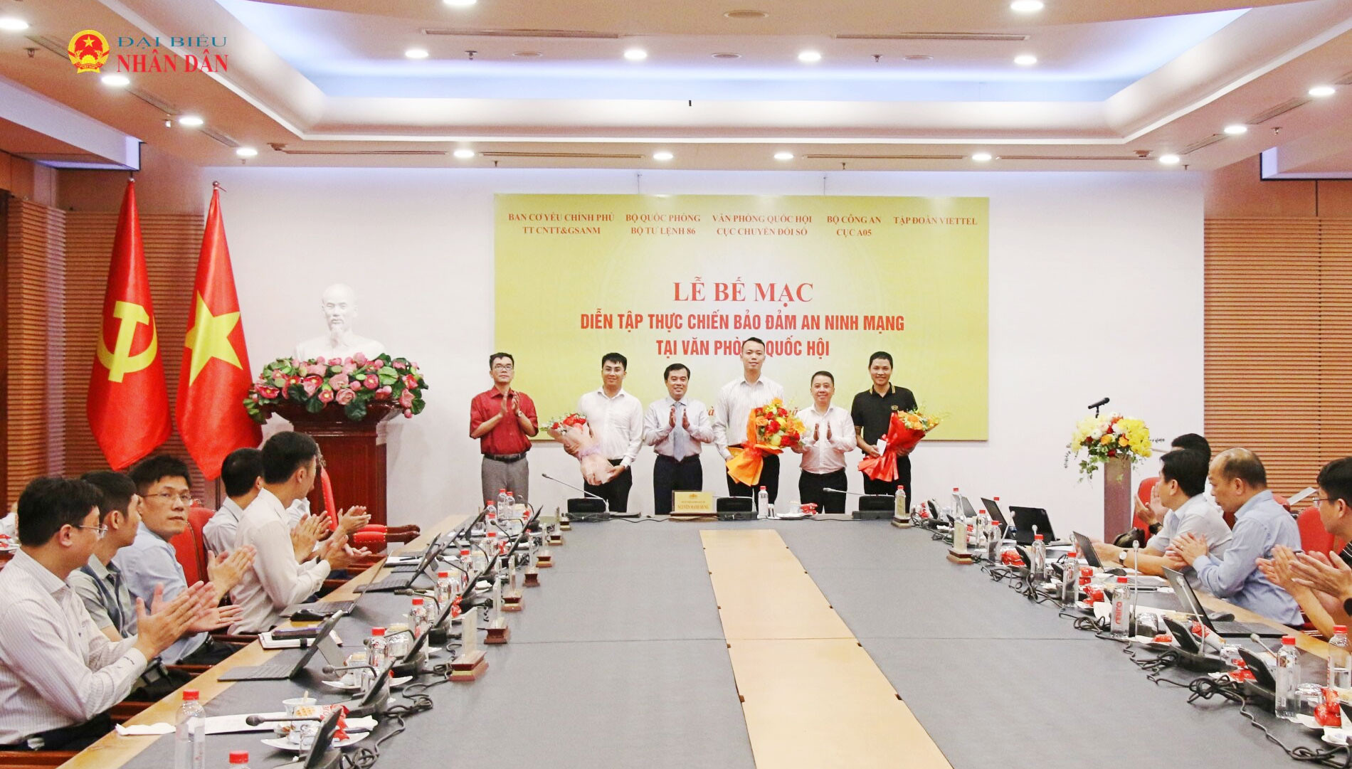 Phó Chủ nhiệm Văn phòng Quốc hội Nguyễn Mạnh Hùng chúc mừng các đơn vị tham gia diễn tập đã hoàn thành các nội dung, mục tiêu đề ra