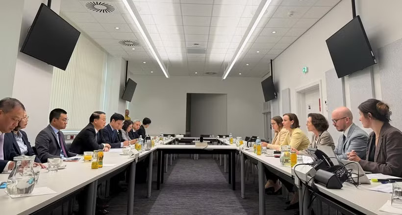 The meeting between Vietnamese Deputy Minister of Finance Nguyen Duc Chi and Mariana Kuhnel, Executive Director of the Austrian Financial Market Authority (FMA), in Vienna on September 15. (Photo courtesy of the State Securities Commission of Vietnam)