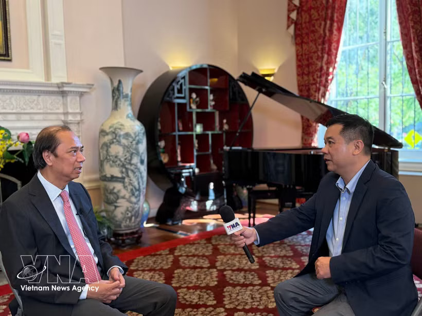 Vietnamese Ambassador to the US Nguyen Quoc Dung (left) grants an interview to the Vietnam News Agency correspondent in the US. (Photo: VNA)