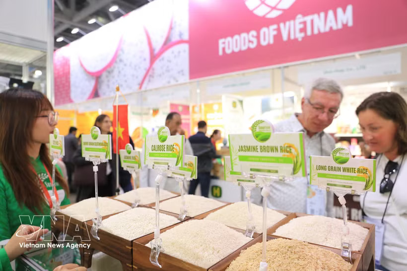 Visitors explore Vietnamese products at WorldFood Moscow 2026. (Photo: VNA)