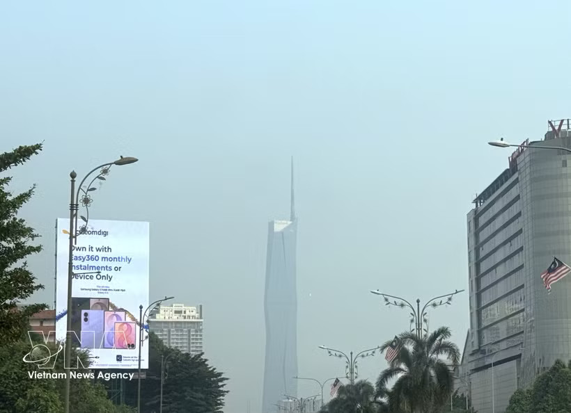 The Merdeka 118 Tower in Kuala Lumpur, Malaysia, is shrouded in haze. (Photo: VNA)