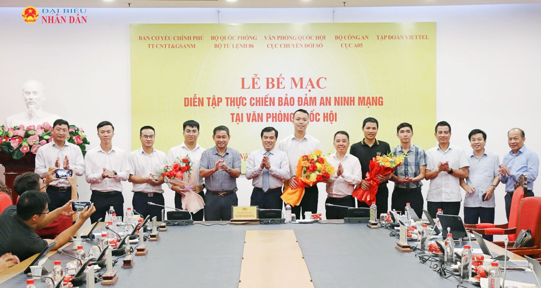 Các đại biểu tham dự buổi lễ chụp ảnh lưu niệm
