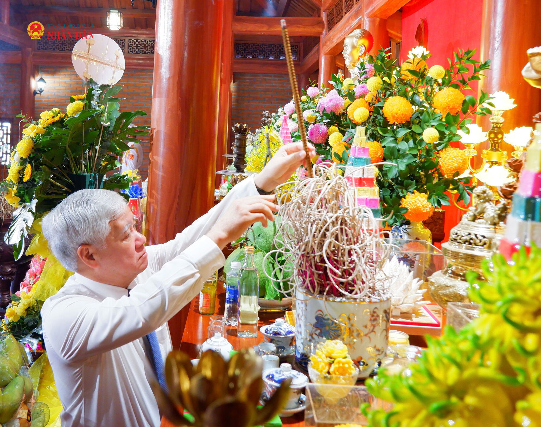 Phó Chủ tịch Thường trực Quốc hội Đỗ Văn Chiến dâng hương tại Nhà thờ Bác Hồ
