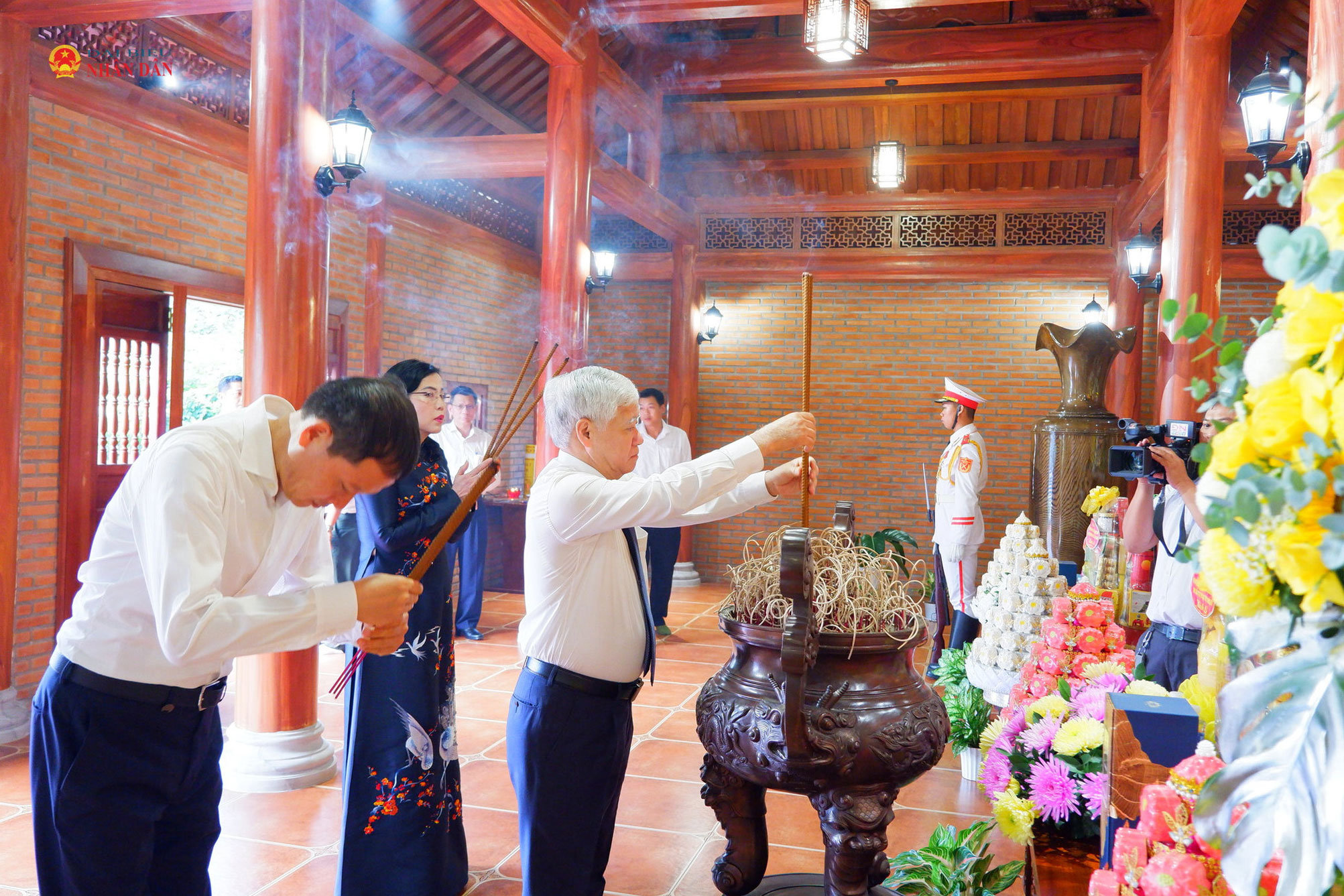 Phó Chủ tịch Thường trực Quốc hội Đỗ Văn Chiến dâng hương tại Nhà thờ Bác Hồ