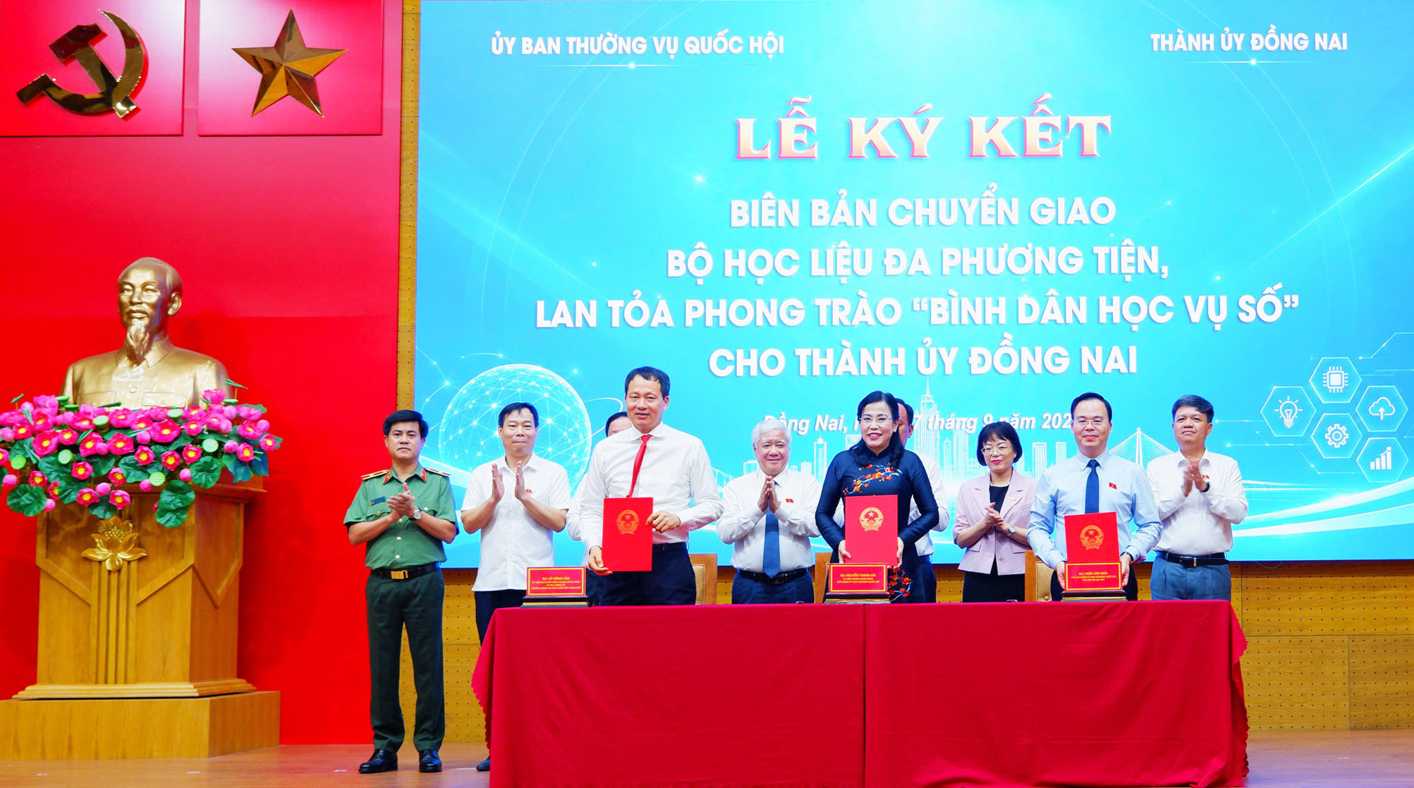 Lễ chuyển giao Bộ học liệu phục vụ phong trào Bình dân học vụ số cho Thành ủy Đồng Nai