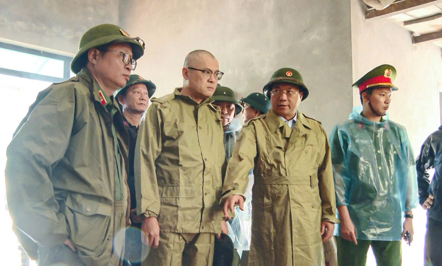 Bí thư Tỉnh ủy, Trưởng Đoàn ĐBQH tỉnh Phạm Đại Dương; Phó Bí thư Tỉnh ủy, Chủ tịch UBND tỉnh Trần Duy Đông chỉ đạo công tác khắc phục hậu quả thiên tai do mưa lũ gây ra tại xã Đà Bắc