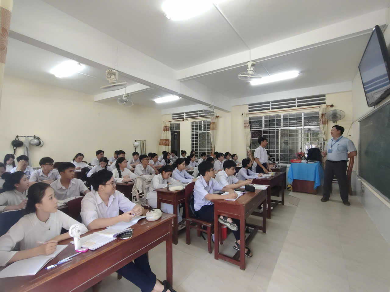 Thầy- trò cùng khắc phục khó khăn bằng sách giáo khoa bản mềm