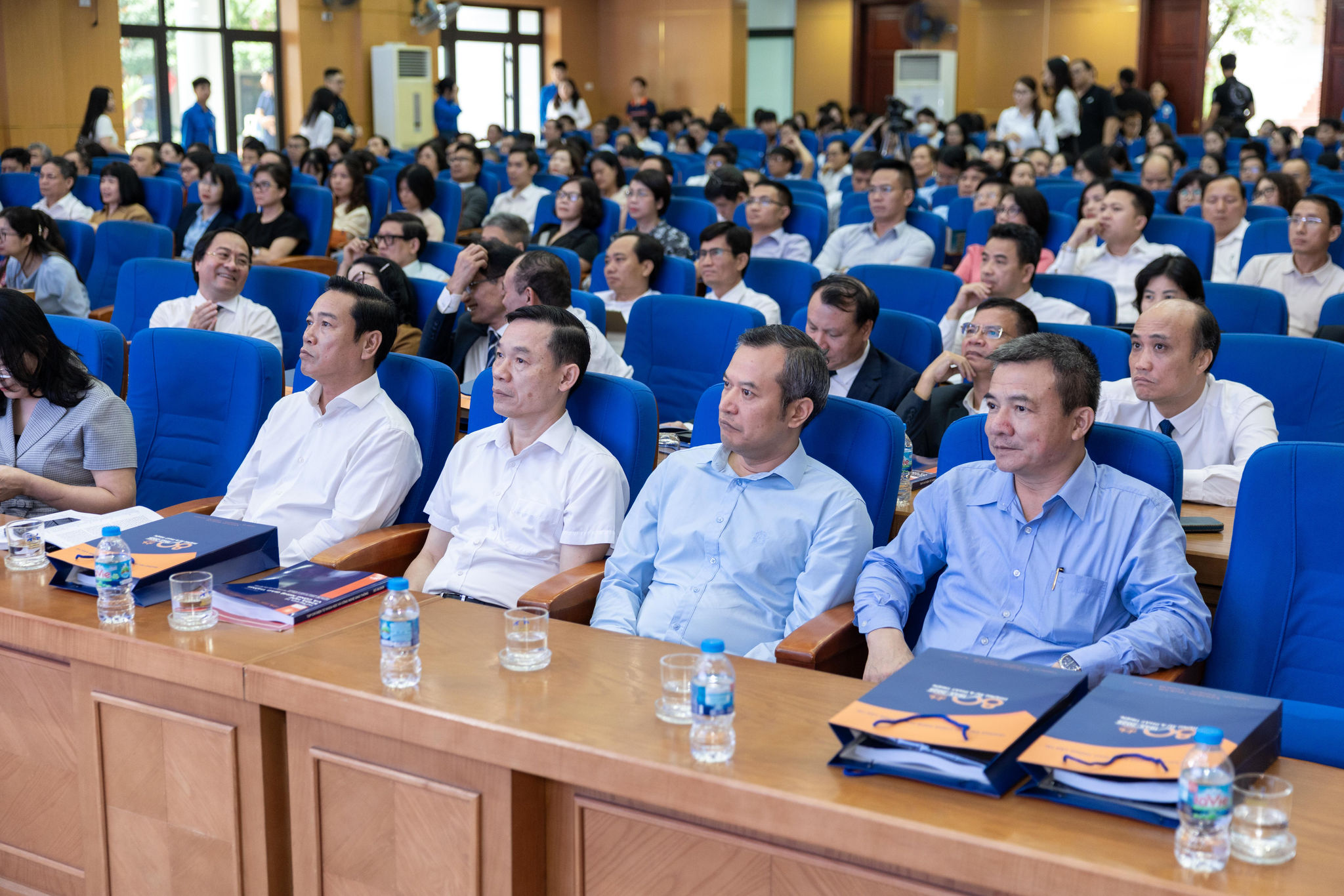 Các đại biểu tham dự Hội thảo khoa học quốc gia “Nâng cao chất lượng các tạp chí khoa học của Việt Nam theo chuẩn Scopus và Web of Science”