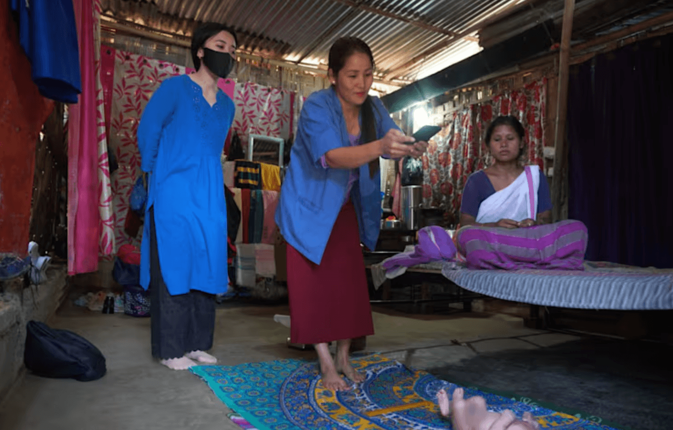 Nhân viên ASHA ghi lại số đo của một em bé sơ sinh bằng ứng dụng Shishu Maapan tích hợp trí tuệ nhân tạo