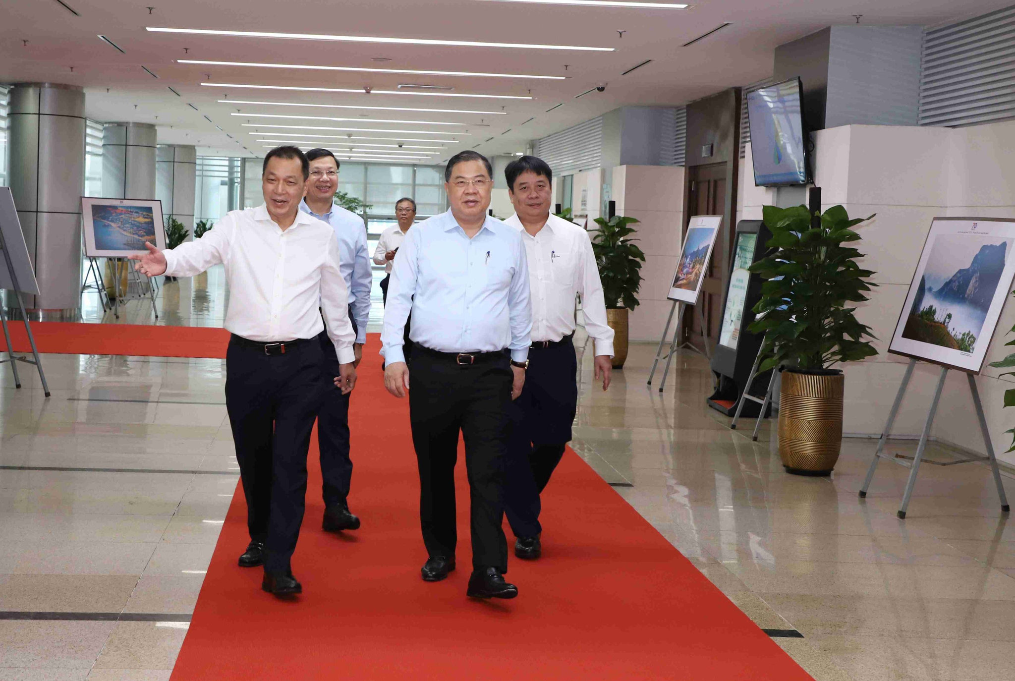 Phó Thủ tướng Thường trực Chính phủ Phạm Gia Túc tới làm việc tại Tập đoàn Điện lực Việt Nam