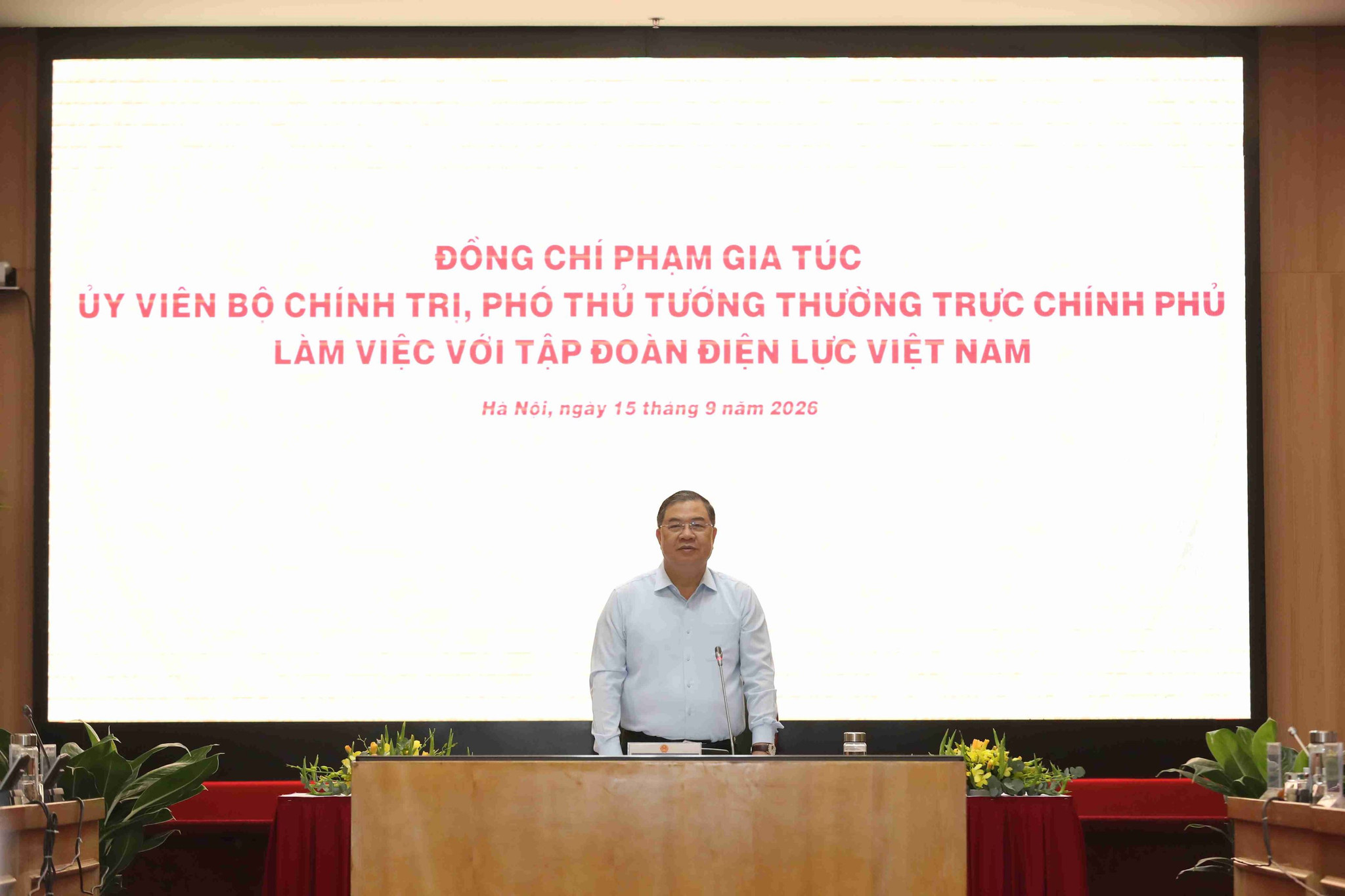Phó Thủ tướng Thường trực Phạm Gia Túc đánh giá cao những đóng góp của ngành điện trong 72 năm qua