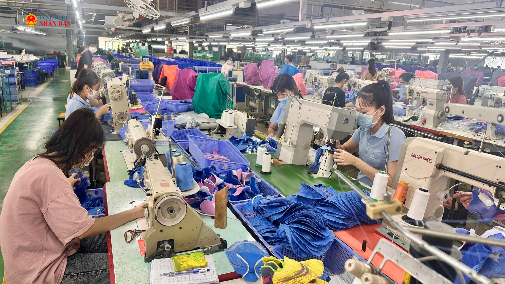 Công nhân đang làm việc tại một doanh nghiệp ở KCN Hàm Hiệm II