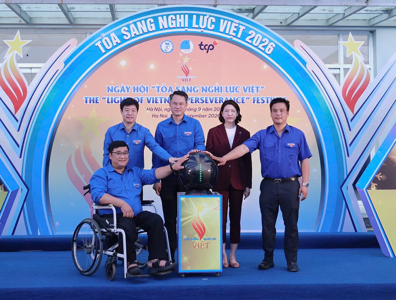 Các đại biểu ấn nút khai mạc Ngày hội “Tỏa sáng Nghị lực Việt” năm 2026