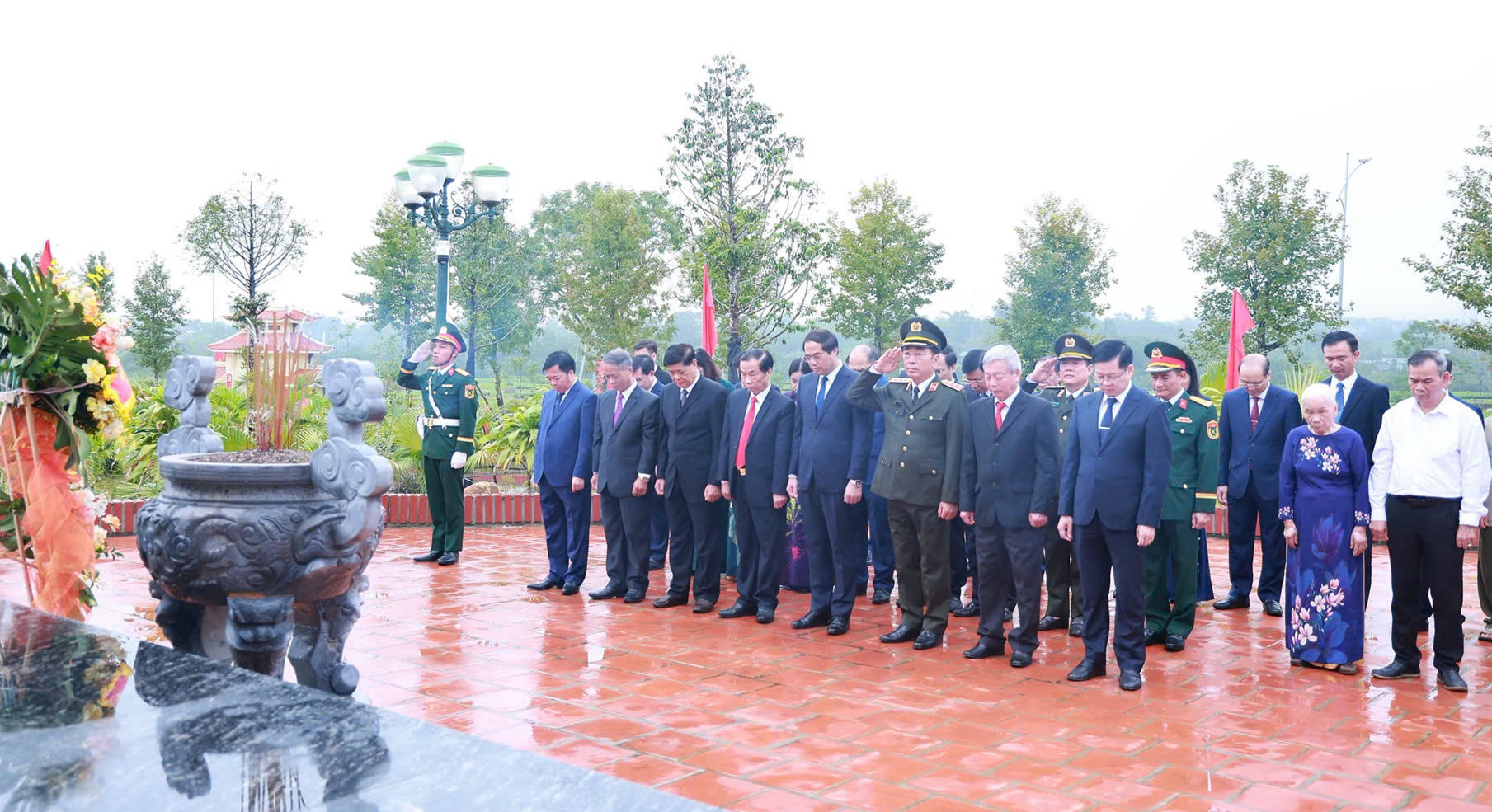 Các đại biểu dâng hương tại Di tích lịch sử nơi thành lập cơ sở Đảng Cộng sản đầu tiên của tỉnh ở xã La Bằng