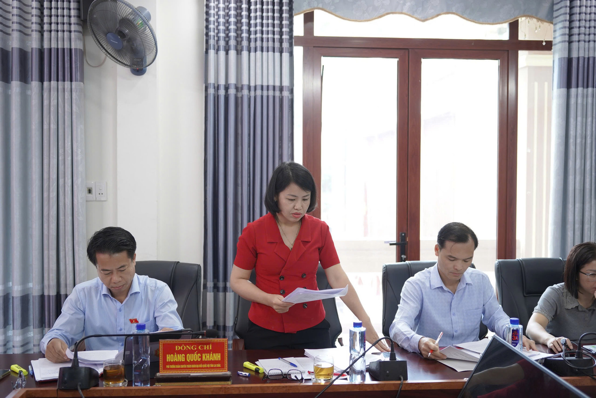 Thành viên đoàn giám sát phát biểu tại cuộc làm việc