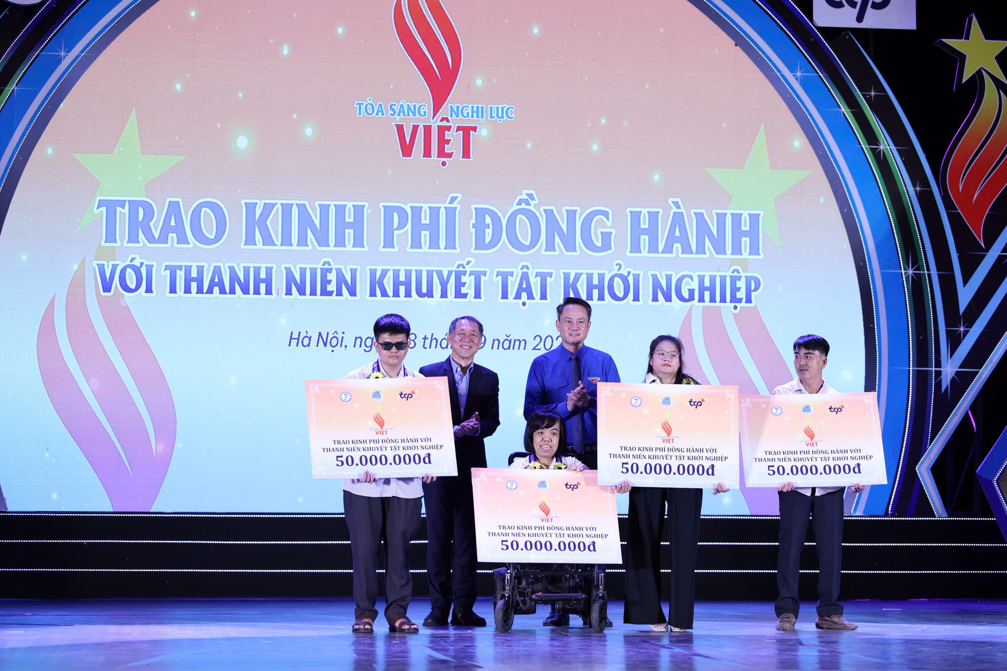 Bí thư Trung ương Đoàn, Chủ tịch Trung ương Hội LHTN Việt Nam Nguyễn Kim Quy trao hỗ trợ cho 4 dự án khởi nghiệp tiêu biểu của thanh niên khuyết tật