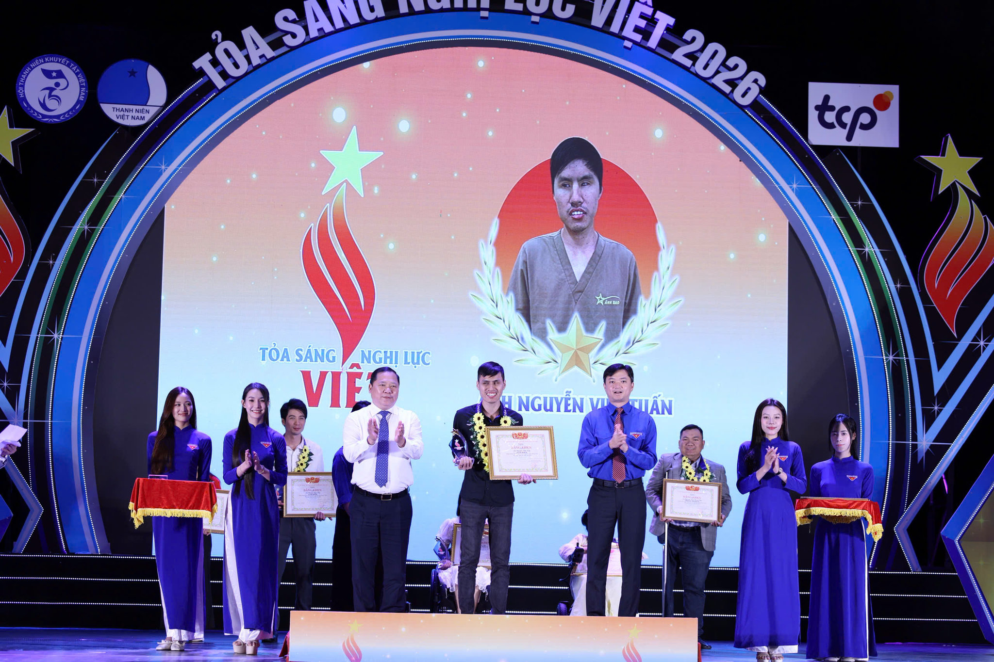 Phó Chủ tịch Ủy ban Trung ương Mặt trận Tổ quốc Việt Nam Nguyễn Phi Long và Bí thư Thường trực Trung ương Đoàn Nguyễn Minh Triết trao khen thưởng cho thanh niên khuyết tật tiêu biểu