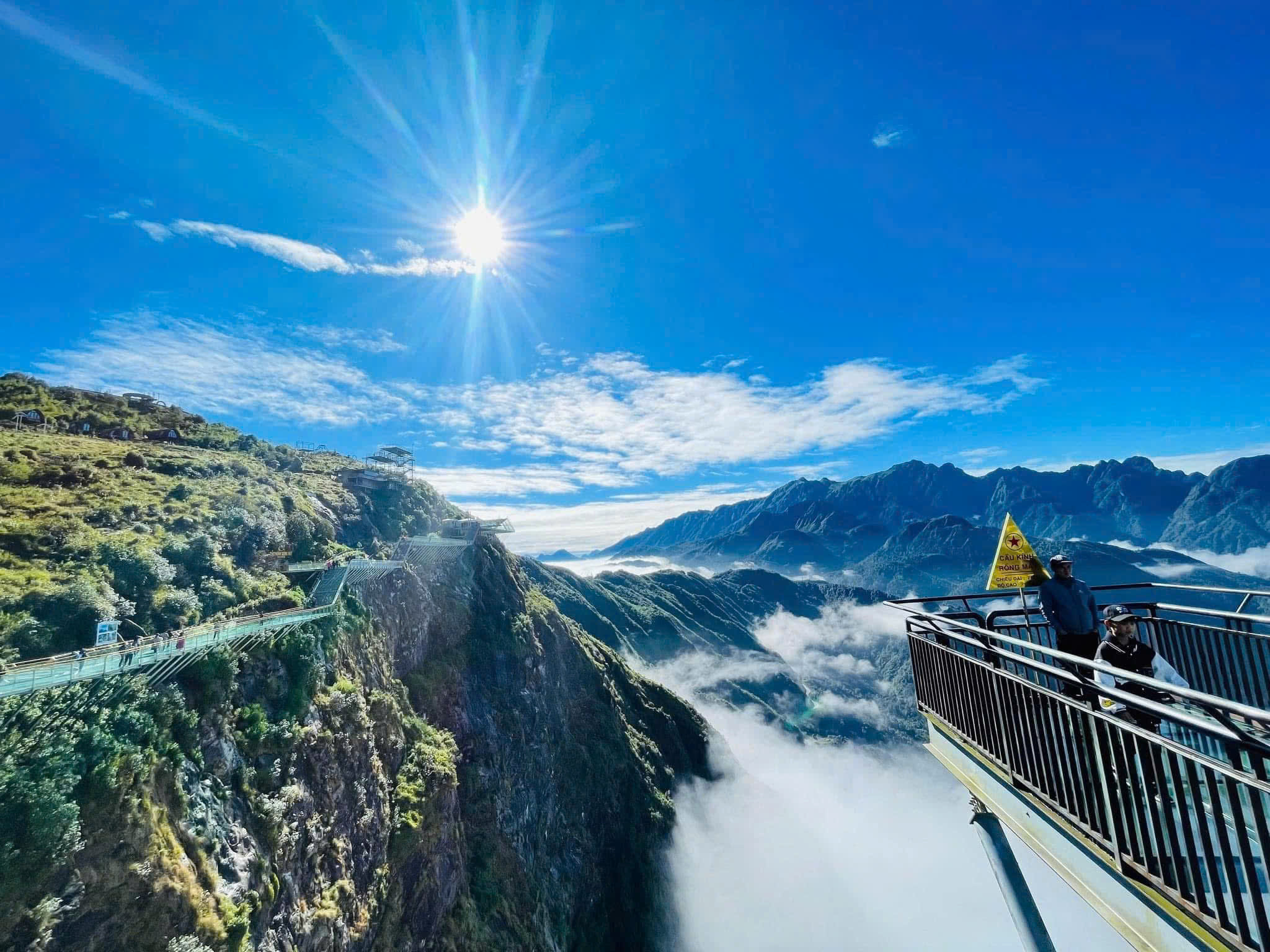 Quang cảnh hùng vĩ tại Khu du lịch Cầu kính Rồng Mây