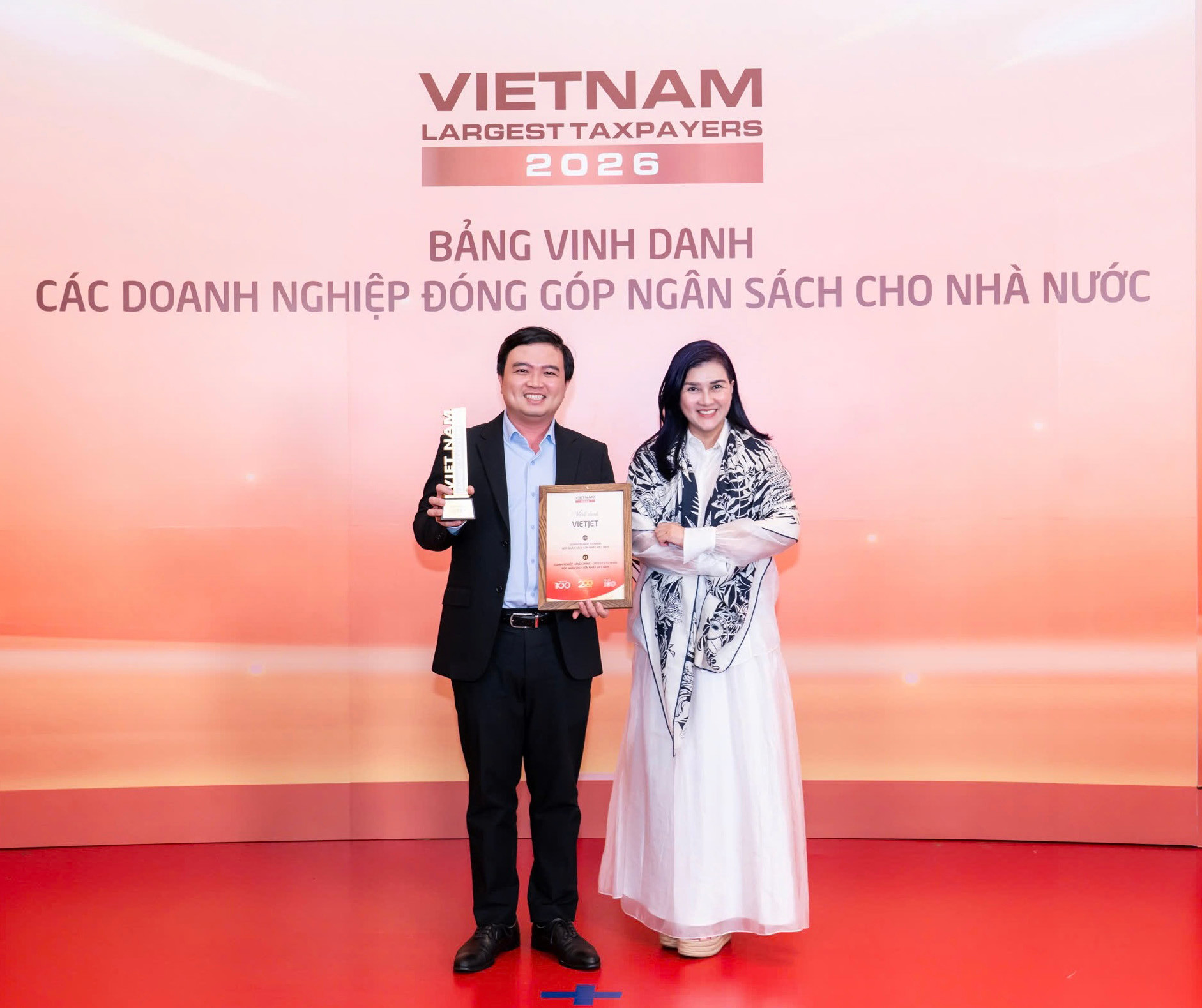 Phó Chủ tịch HĐQT Vietjet Hồ Ngọc Yến Phương (bên phải) tại sự kiện vinh danh