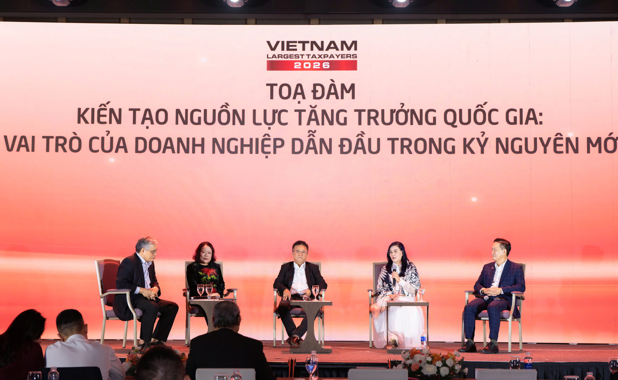 Tại Tọa đàm “Kiến tạo nguồn lực tăng trưởng quốc gia: Vai trò của doanh nghiệp dẫn đầu trong kỷ nguyên mới”, Phó Chủ tịch HĐQT, Phó Tổng giám đốc Vietjet Hồ Ngọc Yến Phương chia sẻ tầm nhìn của Vietjet, khẳng định việc đưa năng lực doanh nghiệp trở thành một phần năng lực cạnh tranh của quốc gia.