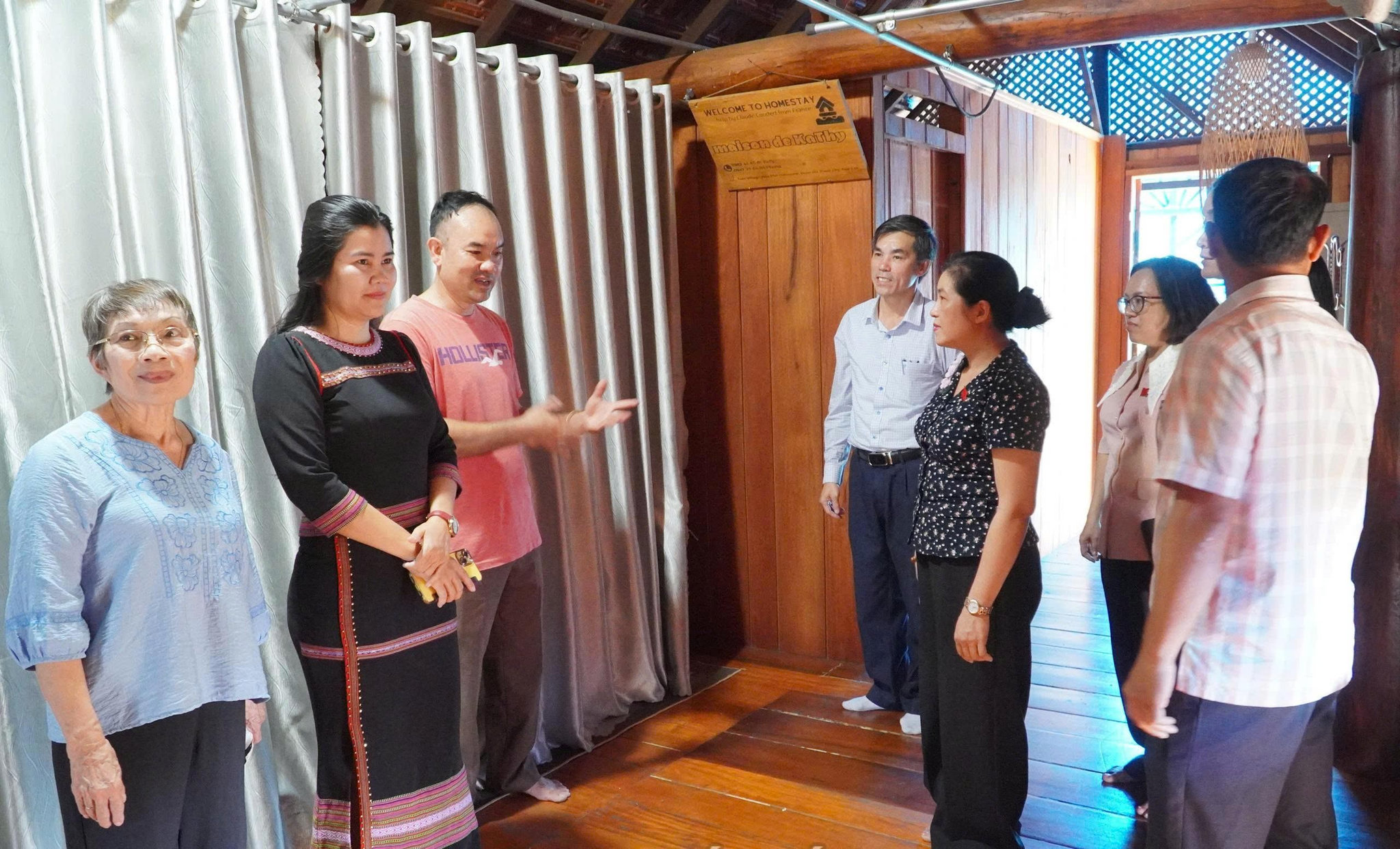 Đoàn khảo sát Ban Dân tộc HĐND tỉnh Đắk Lắk tìm hiểu cơ sở vật chất phục vụ lưu trú của mô hình homestay ở buôn Tuôr, xã Hòa Phú