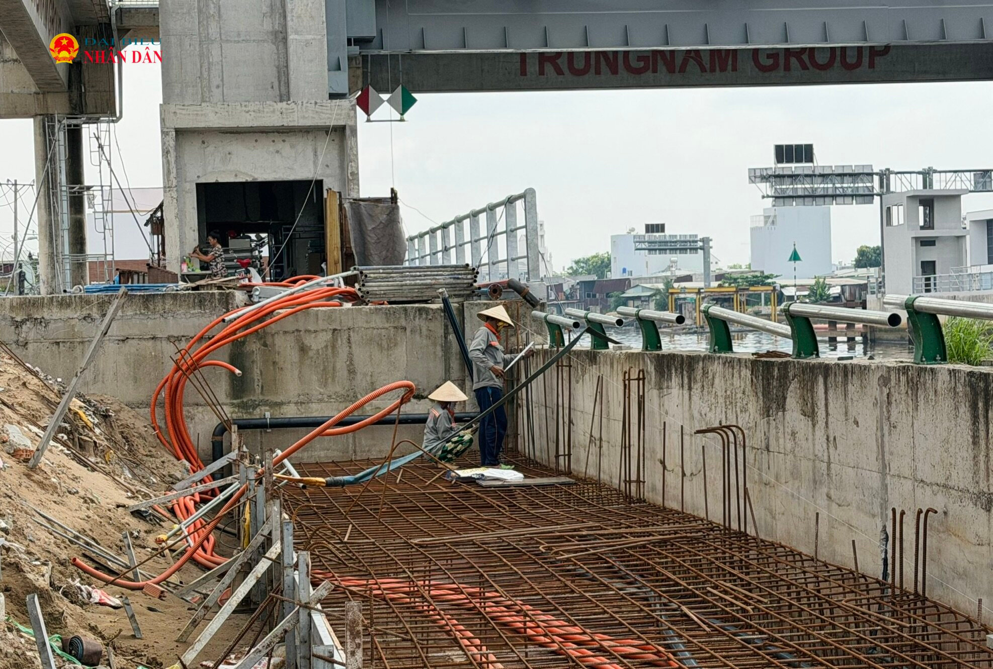 Nhà thầu thi công đê kè và đường ở khu vực cống ngăn triều Phú Định
