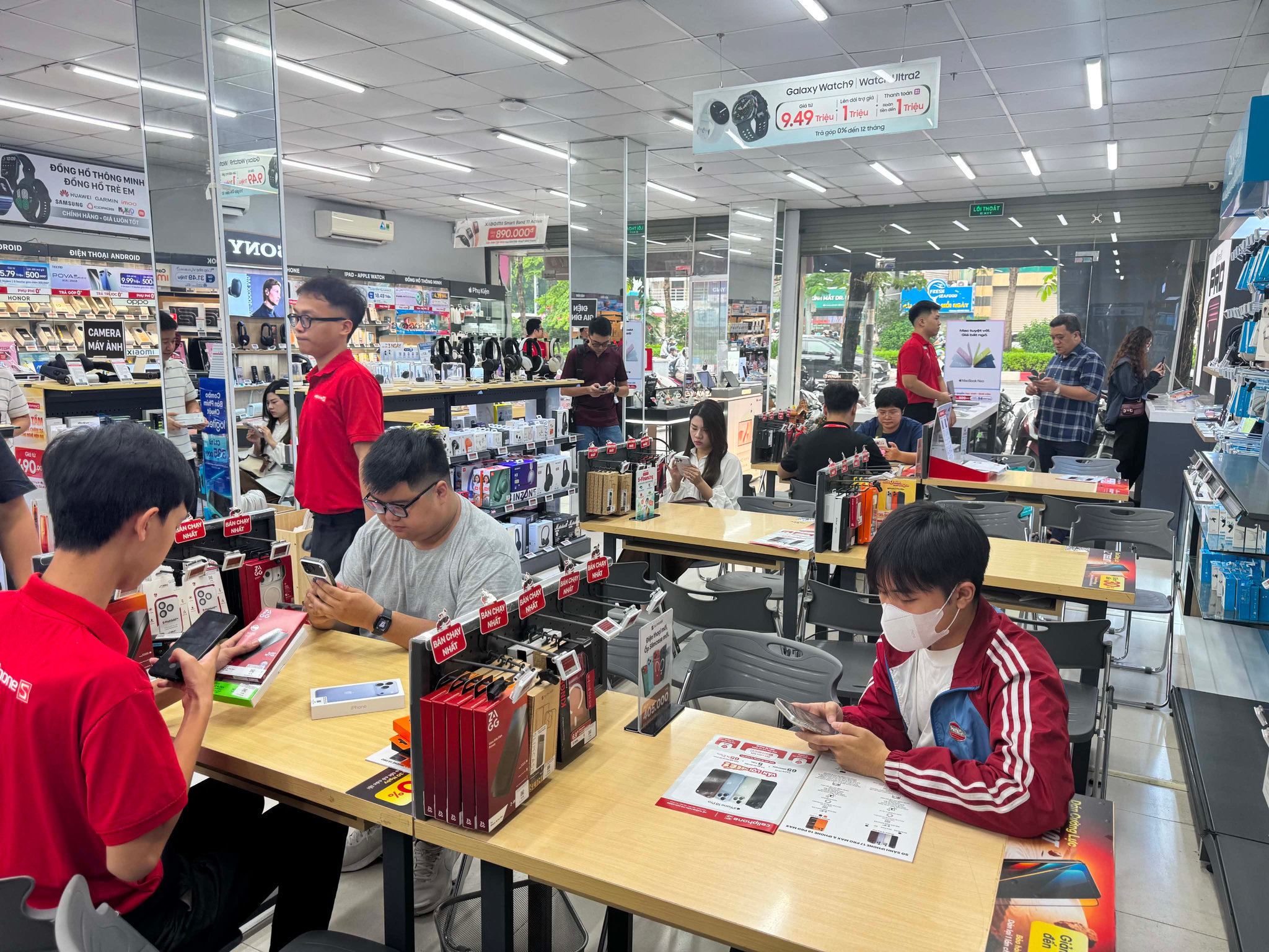 Những khách hàng nhận iPhone 18 trong lượt đầu tiên