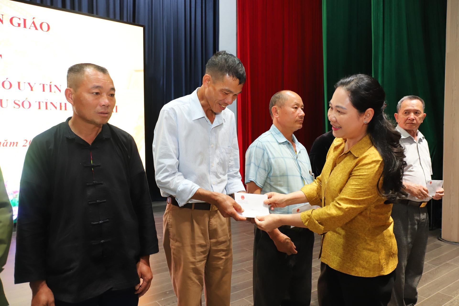 Thứ trưởng Bộ Dân tộc và Tôn giáo Nông Thị Hà tặng quà đại biểu Người có uy tín tỉnh Lào Cai