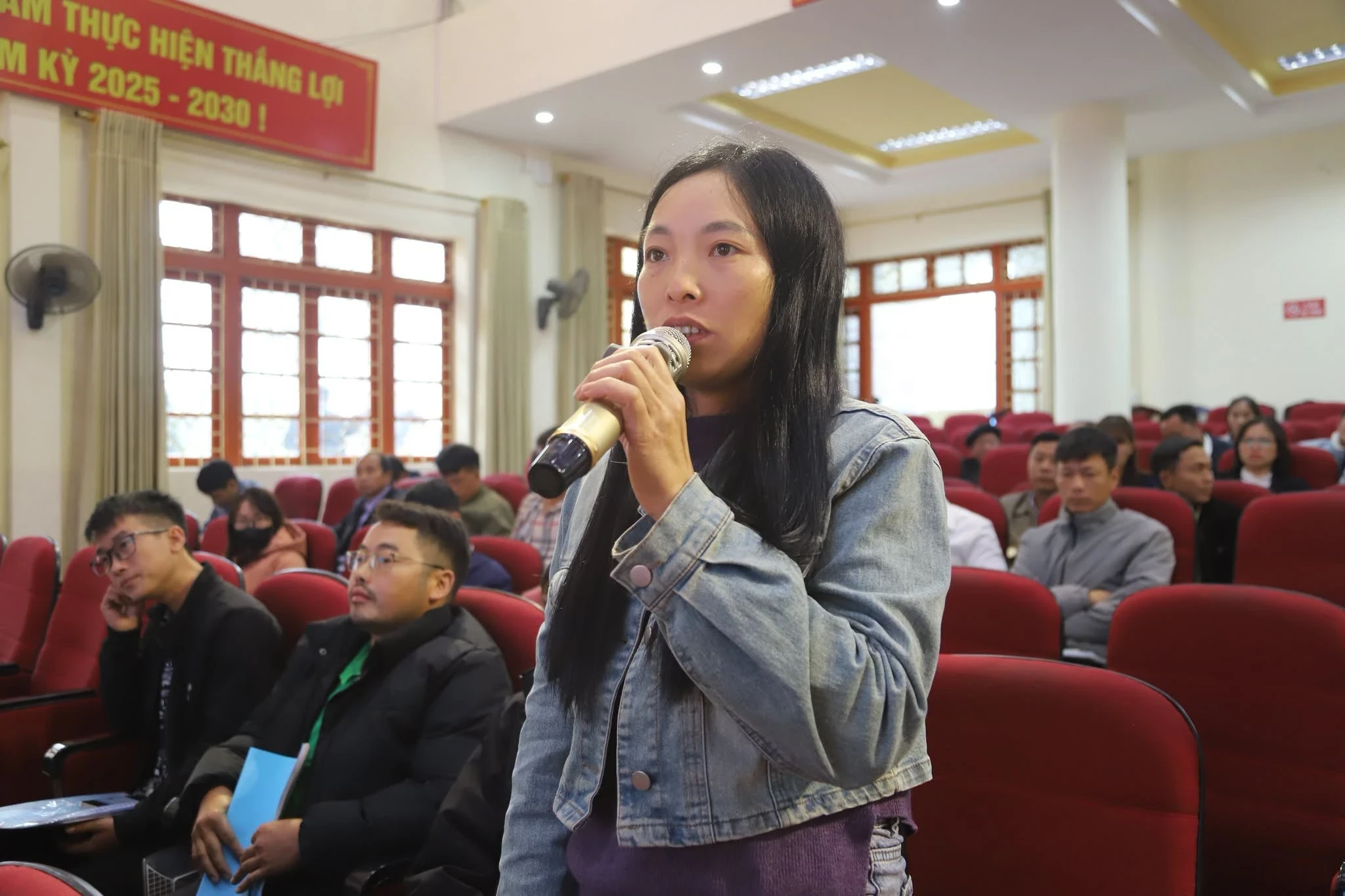 Đại biểu phát biểu ý kiến tại hội thảo