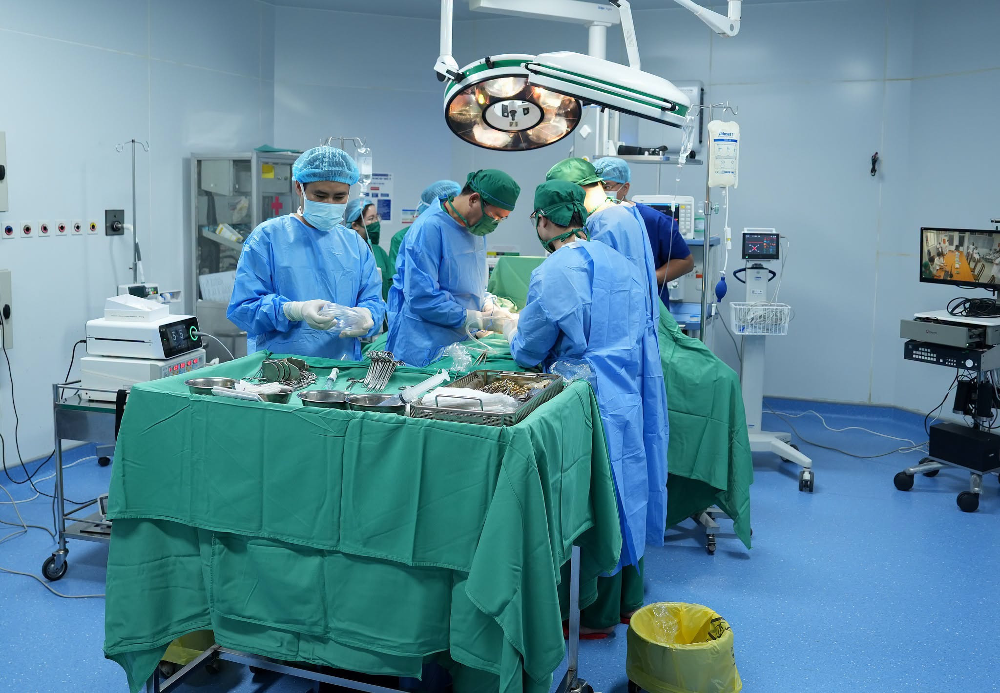 Ê-kíp bác sĩ thực hiện ca ghép thận cho bệnh nhân suy thận giai đoạn cuối