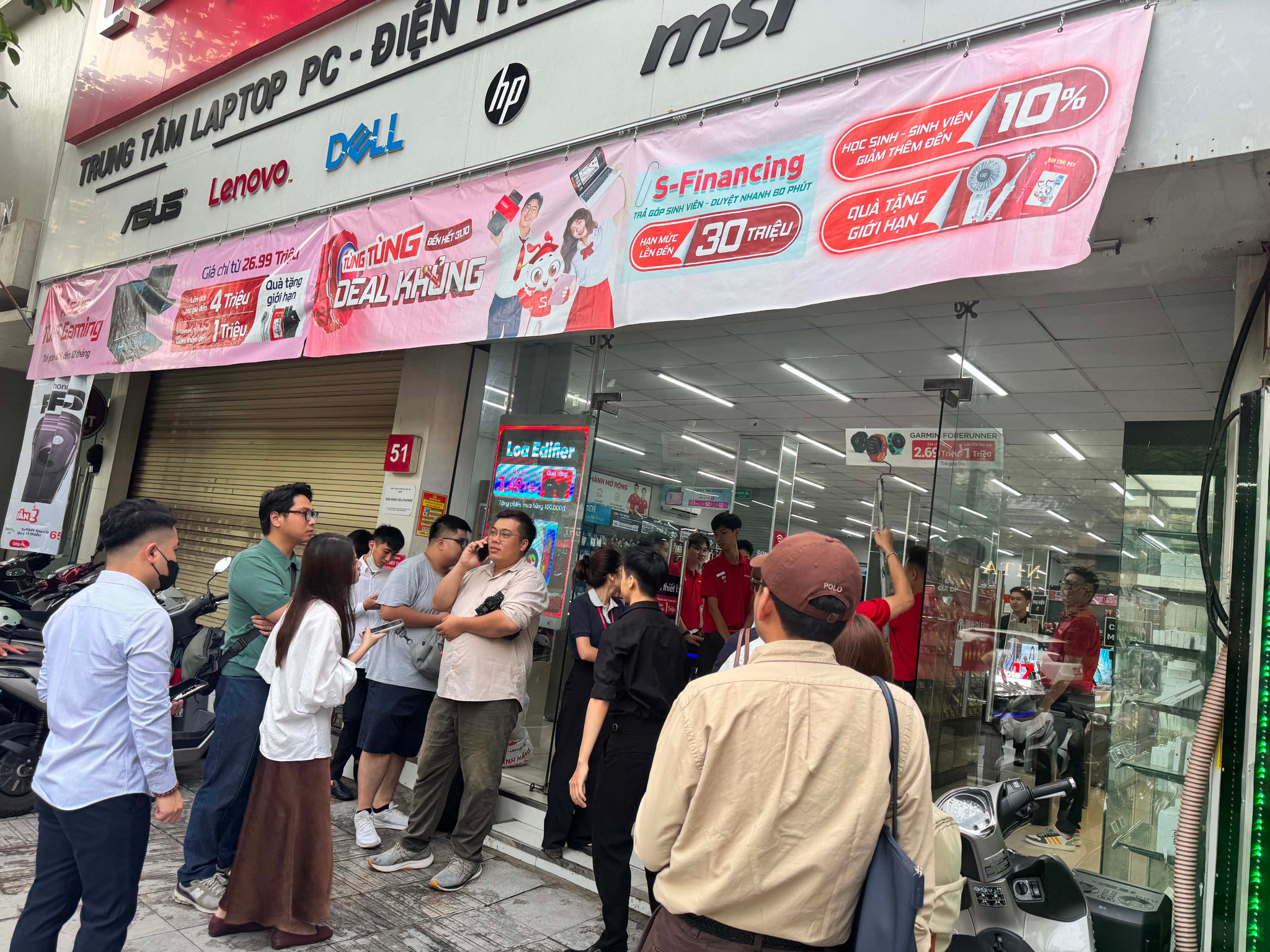 Đúng 8h, cửa hàng bắt đầu mở cửa đón khách